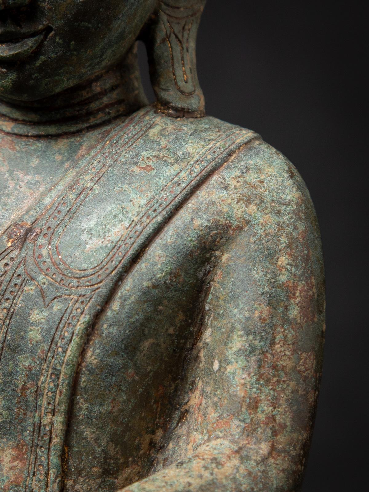 Statua di Ava Buddha birmana in bronzo antico del XV secolo con Bhumisparsha Mudra in vendita 9