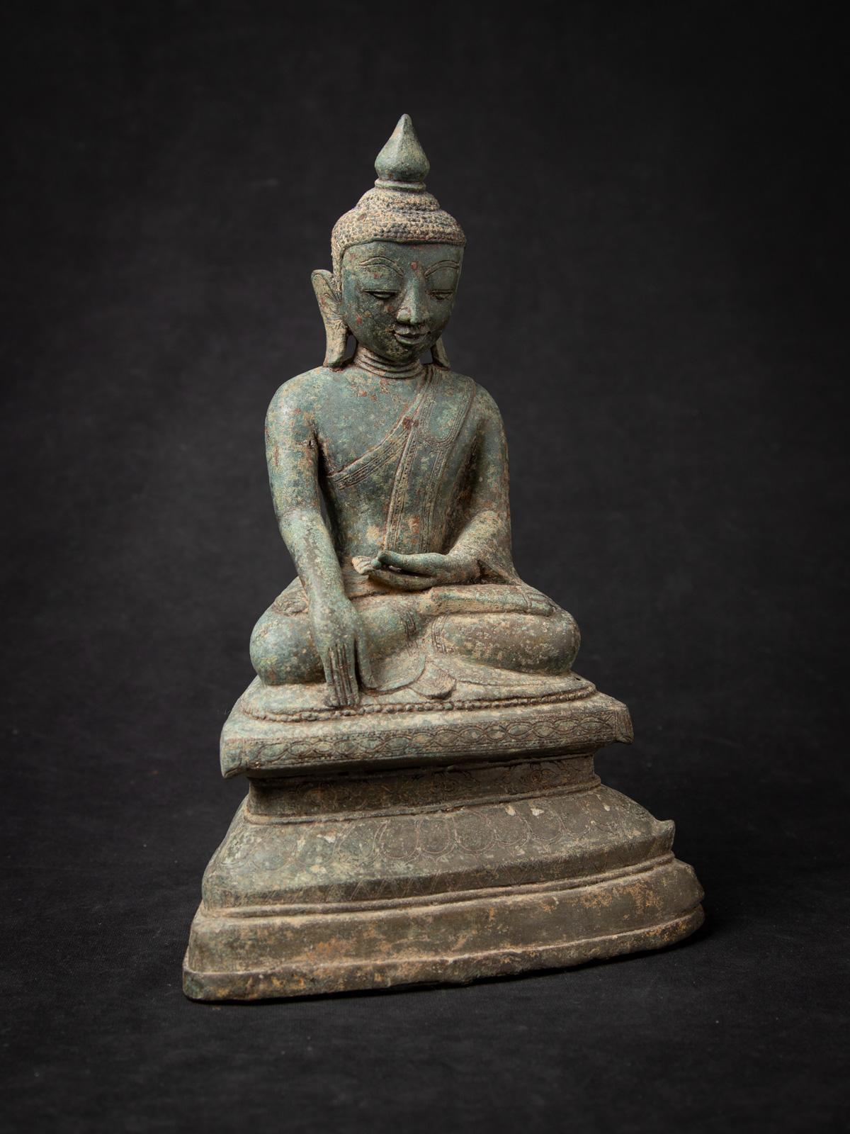 Statua di Ava Buddha birmana in bronzo antico del XV secolo con Bhumisparsha Mudra In condizioni buone in vendita a DEVENTER, NL