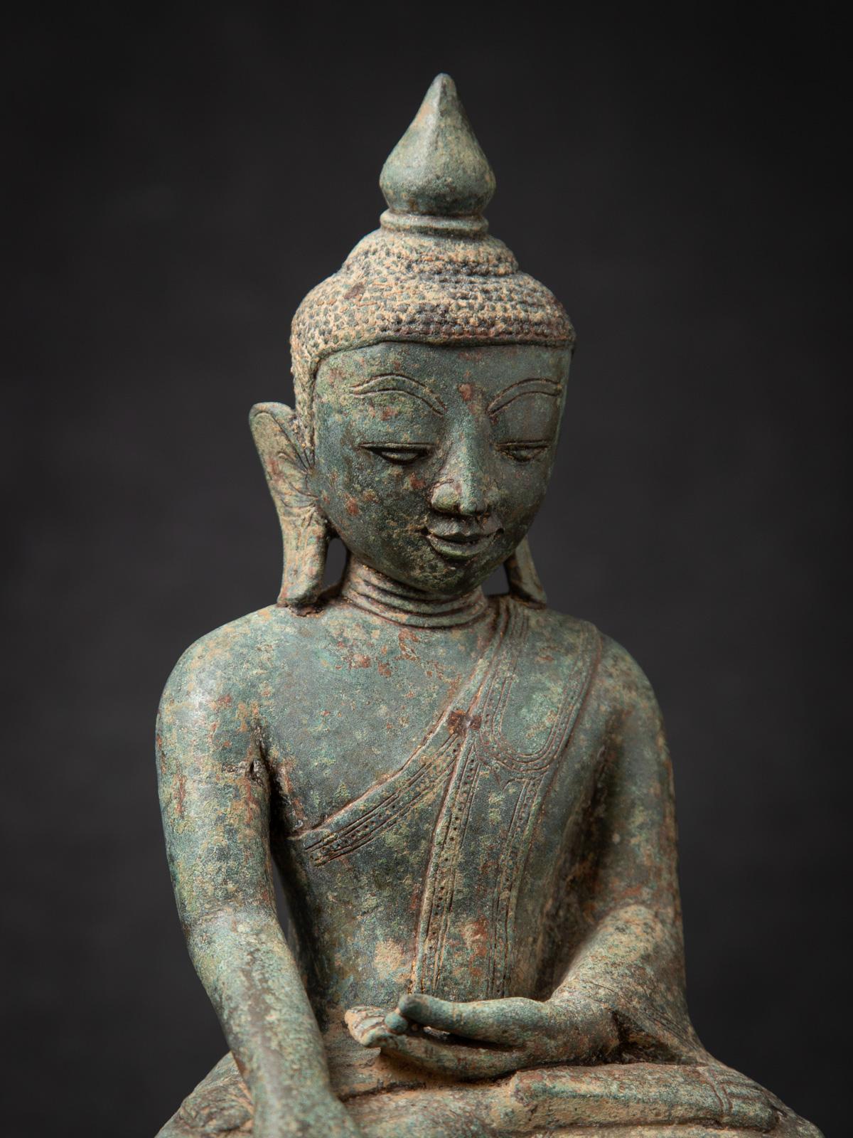 Fino al XVIII secolo Statua di Ava Buddha birmana in bronzo antico del XV secolo con Bhumisparsha Mudra in vendita