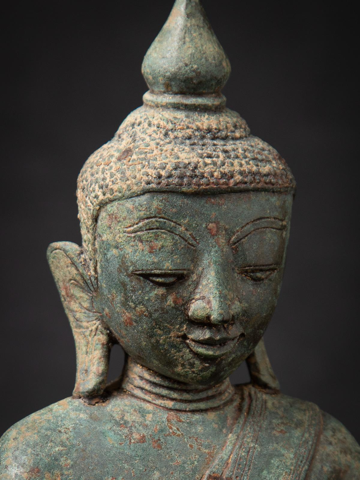 Bronzo Statua di Ava Buddha birmana in bronzo antico del XV secolo con Bhumisparsha Mudra in vendita