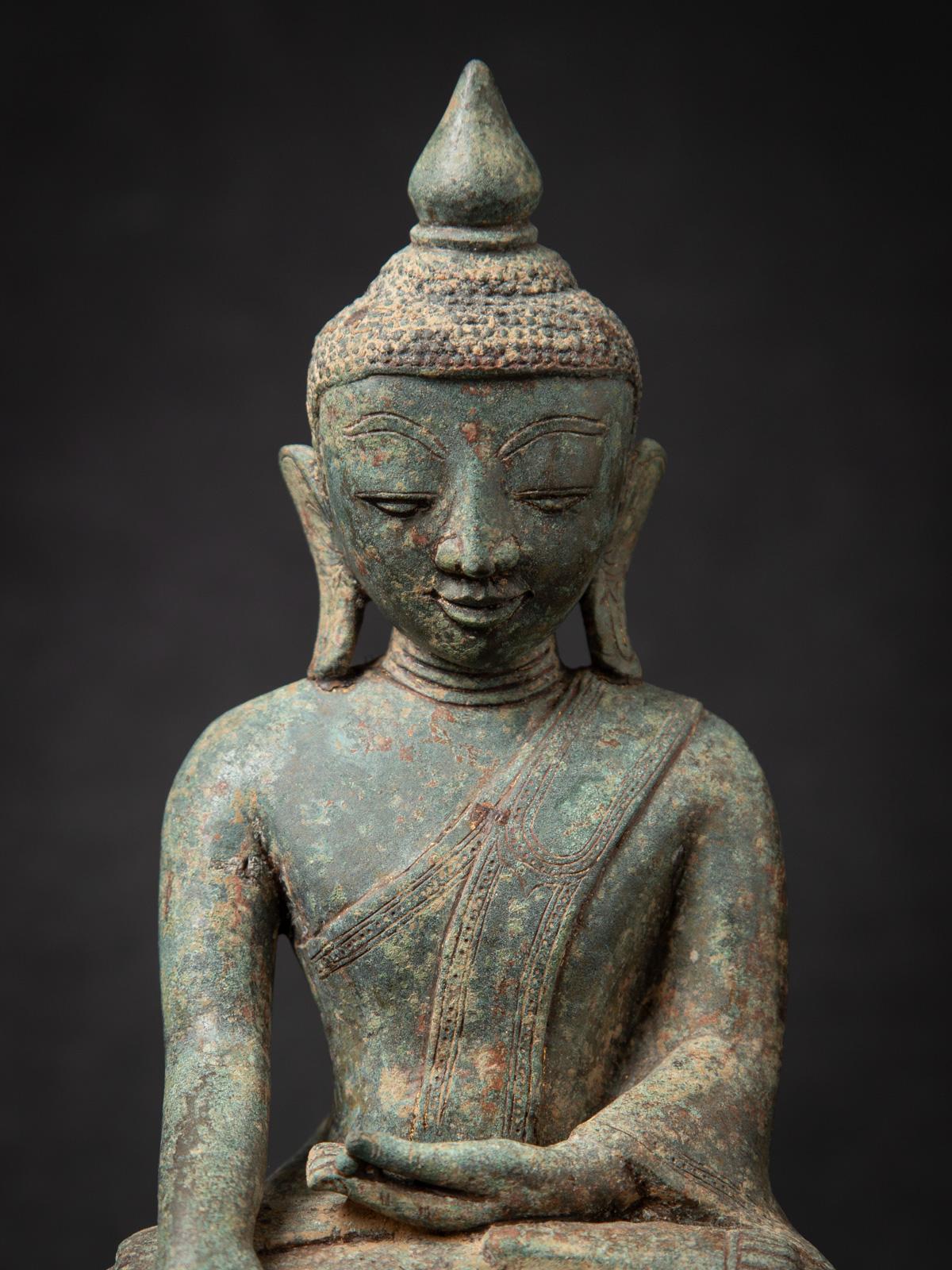 Statua di Ava Buddha birmana in bronzo antico del XV secolo con Bhumisparsha Mudra in vendita 1