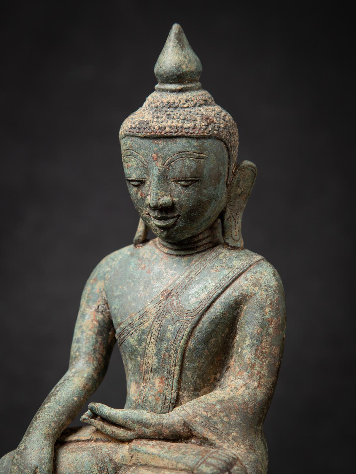 Statua di Ava Buddha birmana in bronzo antico del XV secolo con Bhumisparsha Mudra in vendita 3