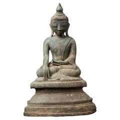 Statua di Ava Buddha birmana in bronzo antico del XV secolo con Bhumisparsha Mudra