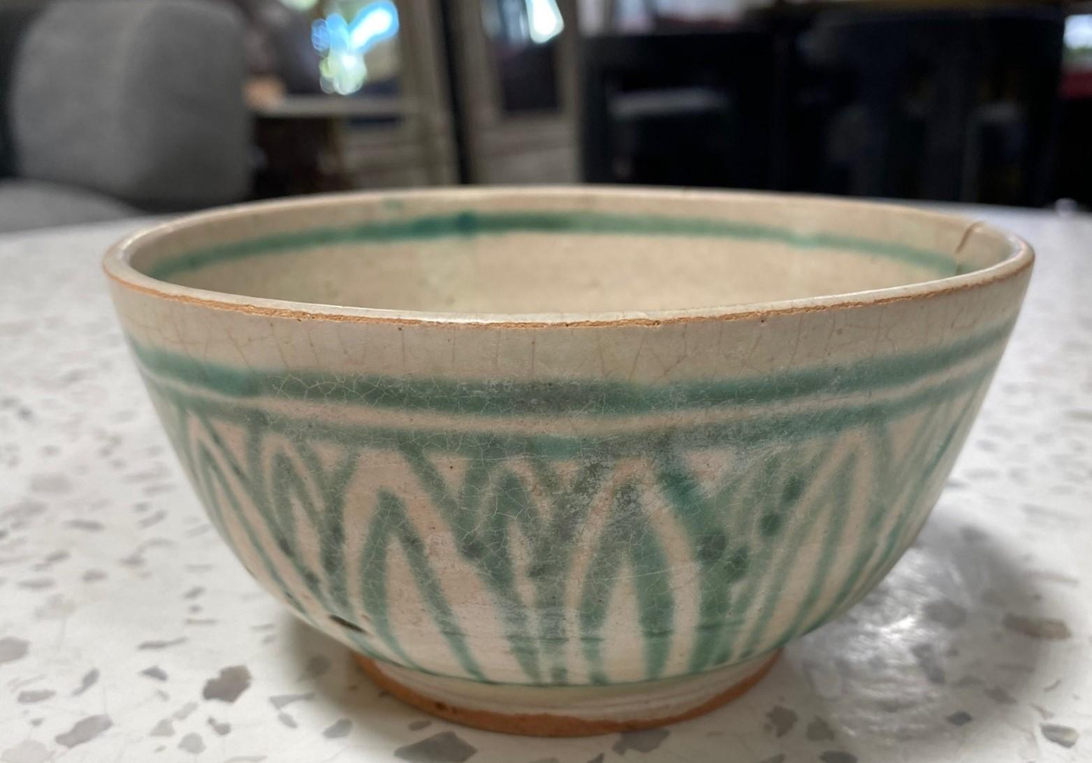 15th Century Antique Burma 'Myanmar' Burmese Green & White Pottery Ceramic Bowl In Fair Condition For Sale In Studio City, CA