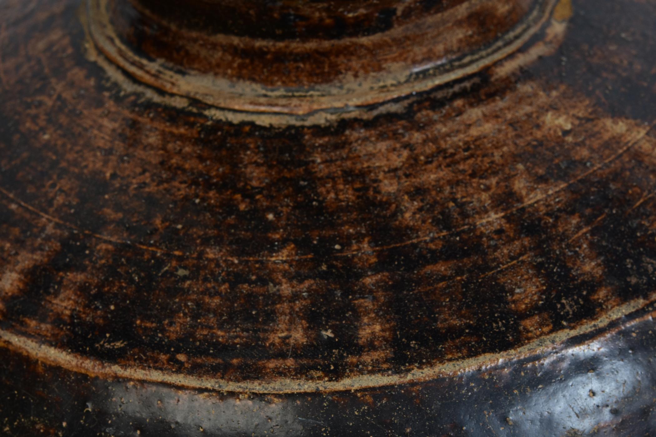 15th Century, Antique Thai Sankampaeng Pottery Ceramic Brown Glazed Jar In Good Condition For Sale In Sampantawong, TH