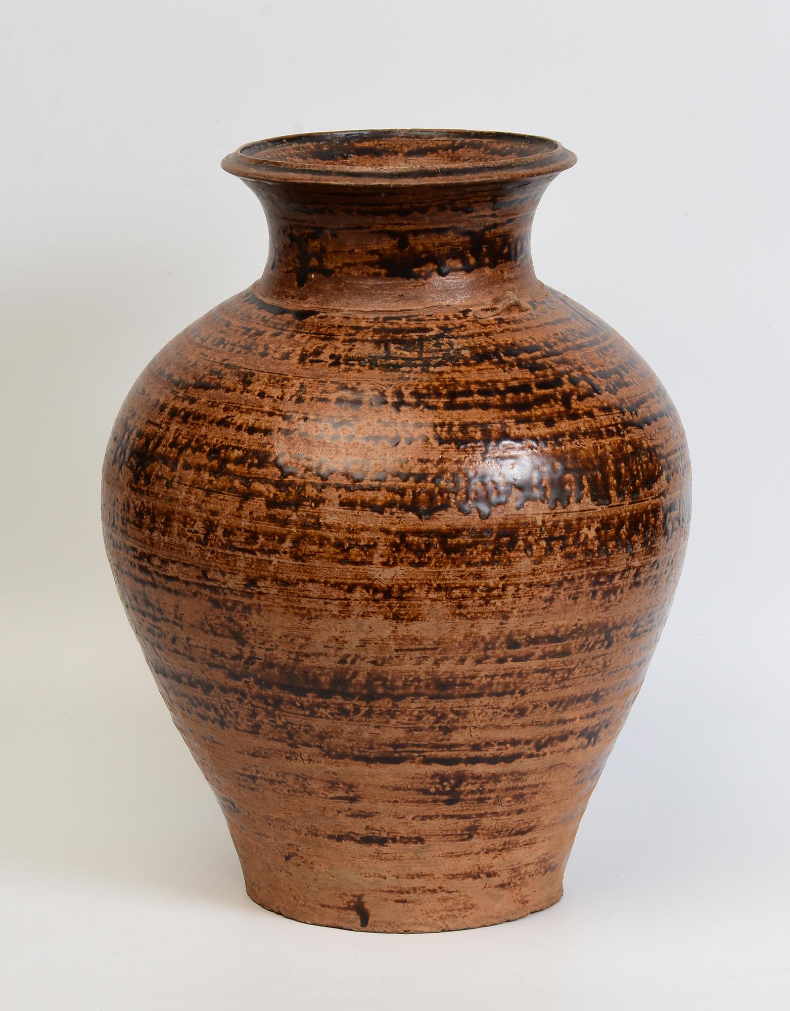 15th Century, Antique Thai Sankampaeng Pottery Ceramic Brown Glazed Jar In Good Condition For Sale In Sampantawong, TH