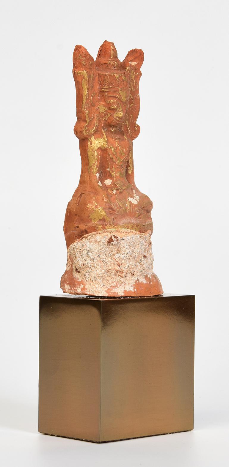 Bouddha assis couronné en Ava, poterie birmane ancienne du 15e siècle en vente 5