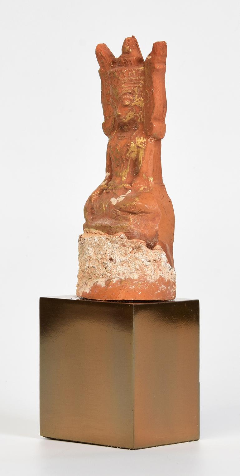 Bouddha assis couronné en Ava, poterie birmane ancienne du 15e siècle Bon état - En vente à Sampantawong, TH