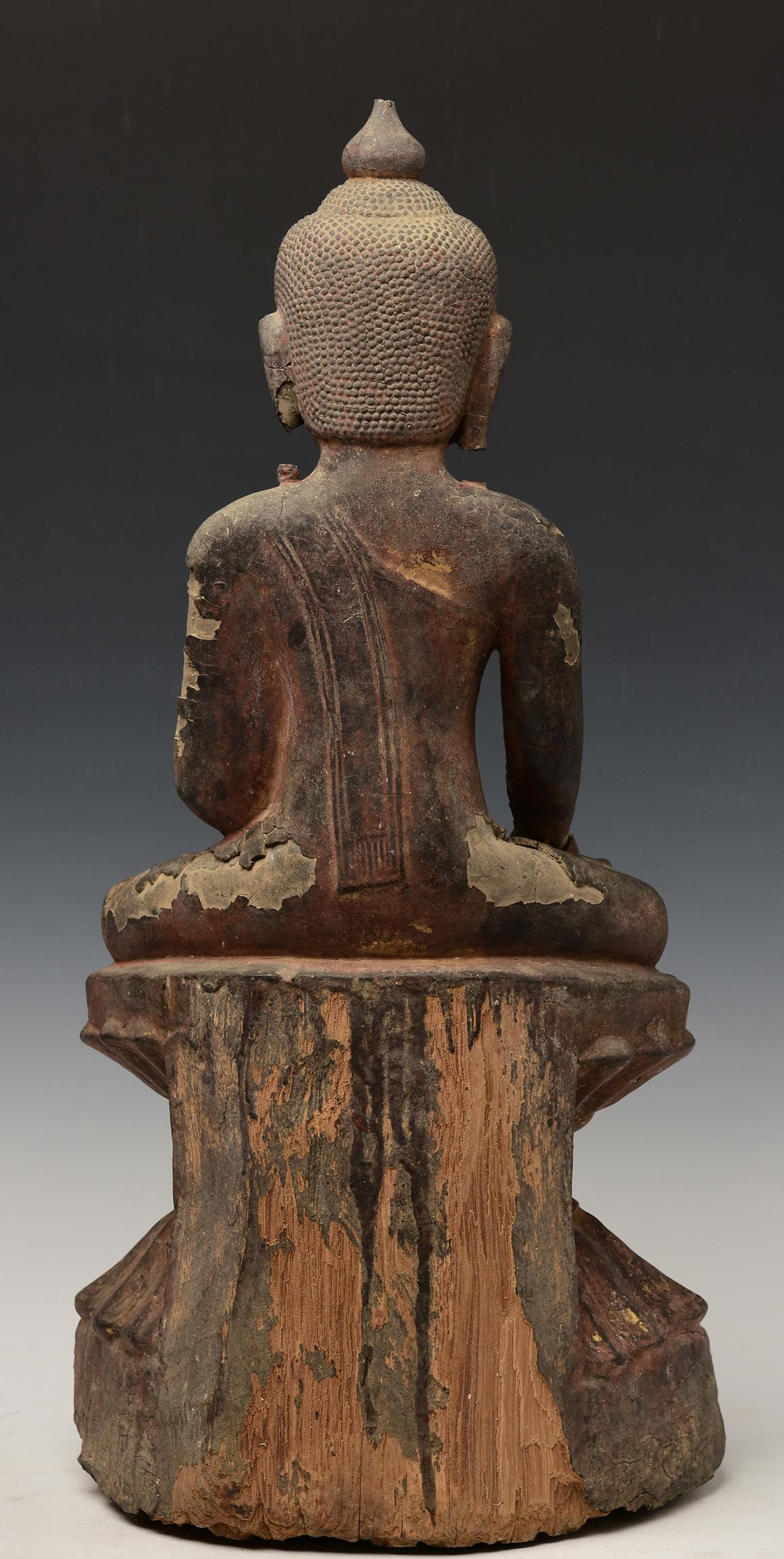 Bouddha assis en bois birman ancien Ava du 15ème siècle en vente 4