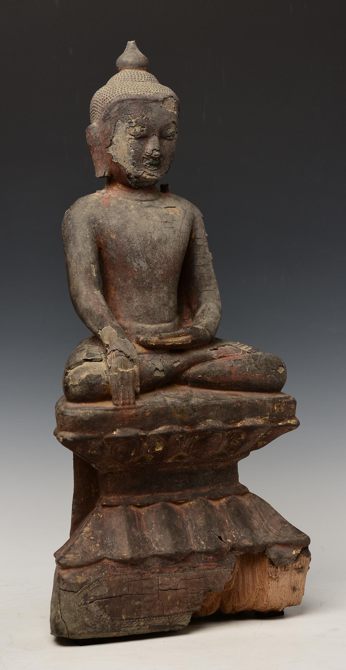 Bouddha assis en bois birman ancien Ava du 15ème siècle en vente 9