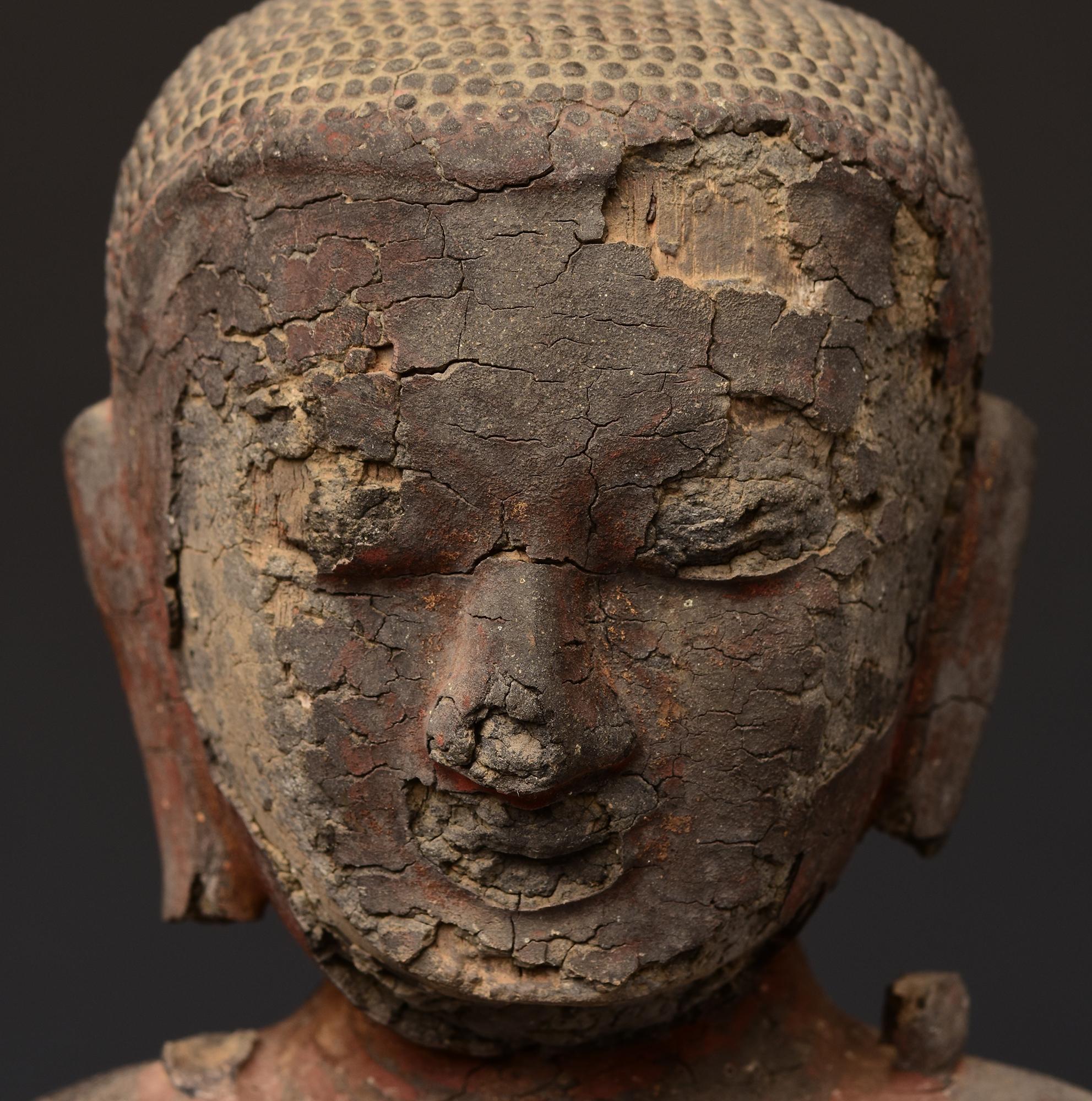 Sculpté à la main Bouddha assis en bois birman ancien Ava du 15ème siècle en vente