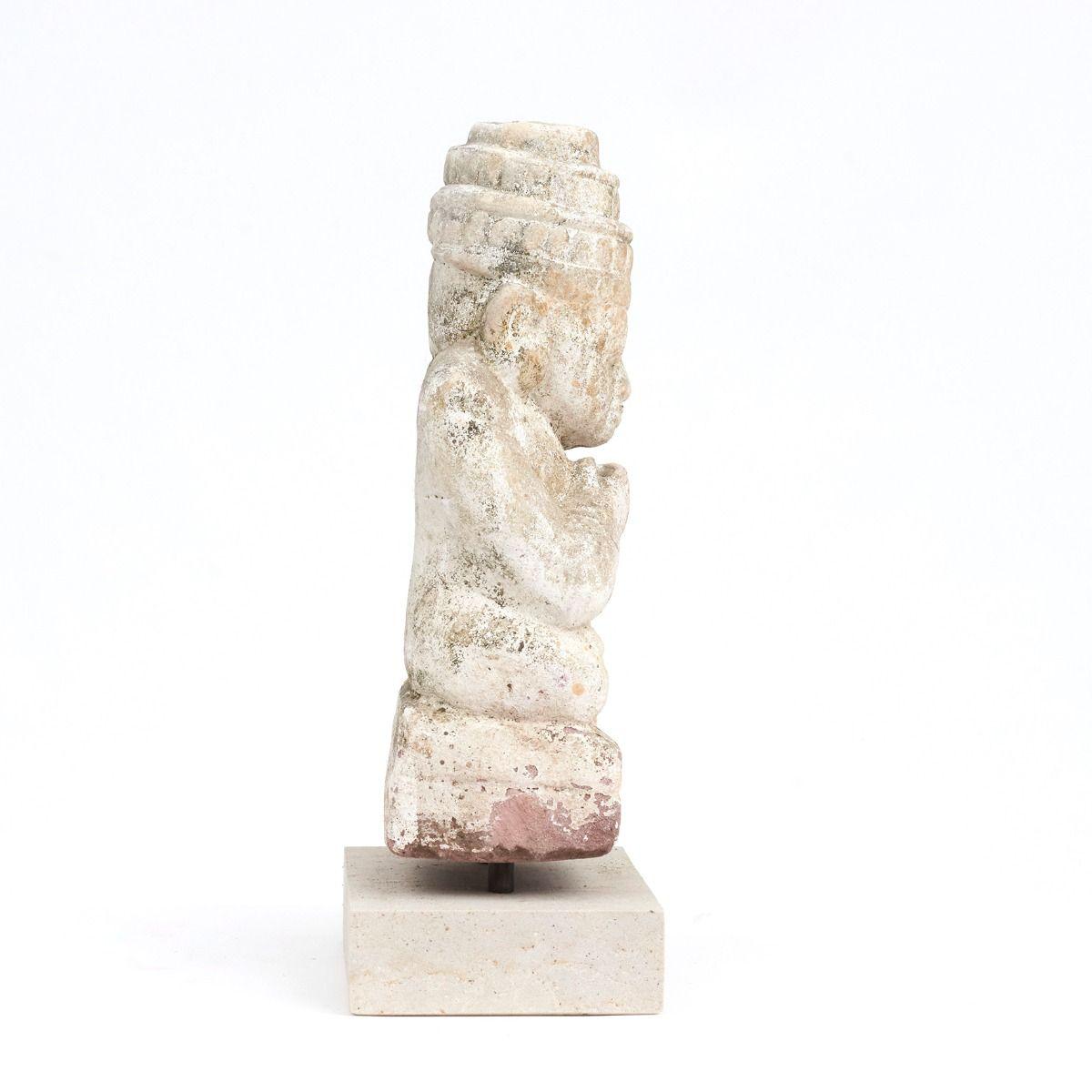 Moine assis sculpté dans le grès, provenant d'une pagode ou d'un temple bouddhiste en Birmanie, datant du 15e siècle.
Découvert dans le cadre d'une découverte archéologique après un tremblement de terre dans la région de l'Arakan dans les années