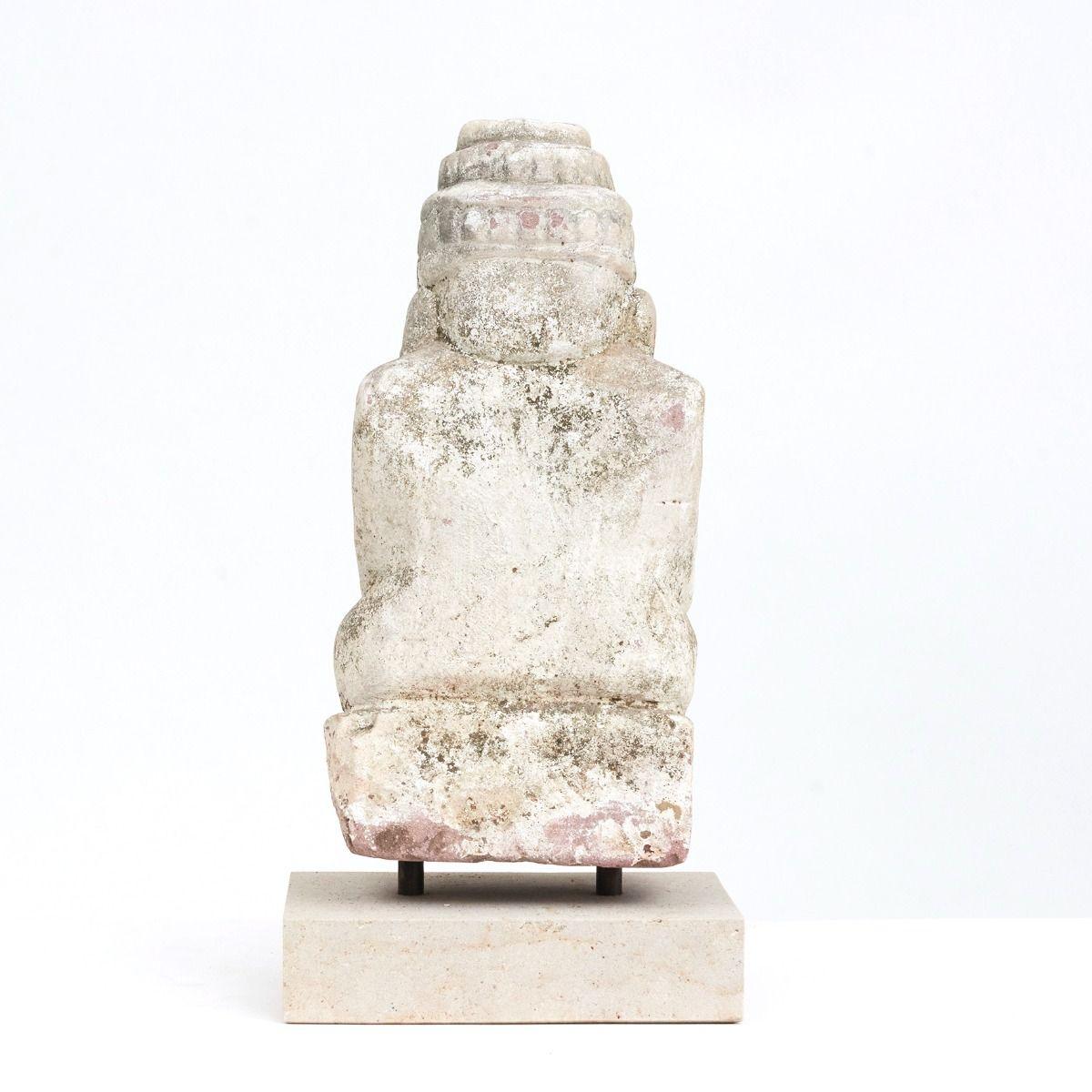 Sculpté à la main Sculpture de moine assis en grès de Birmanie du XVe siècle en vente