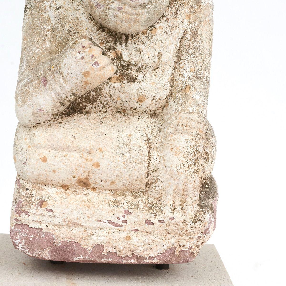 XVIIIe siècle et antérieur Sculpture de moine assis en grès de Birmanie du XVe siècle en vente