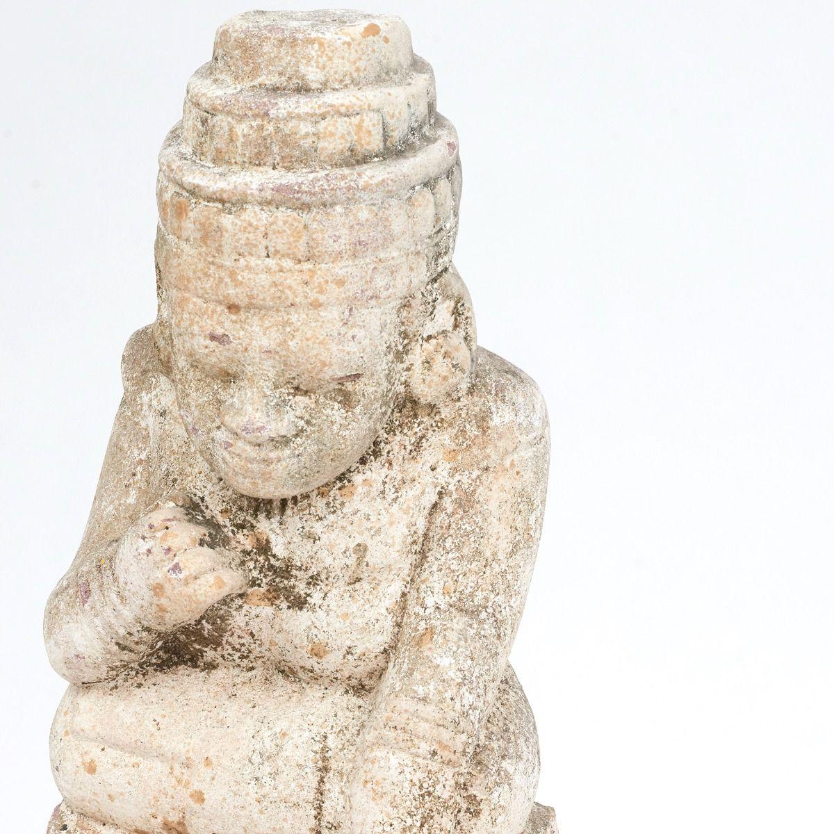 Grès Sculpture de moine assis en grès de Birmanie du XVe siècle en vente