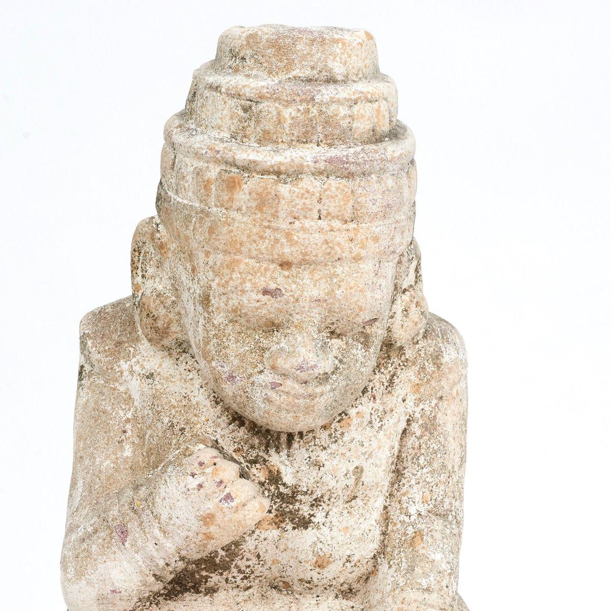 Sculpture de moine assis en grès de Birmanie du XVe siècle en vente 1
