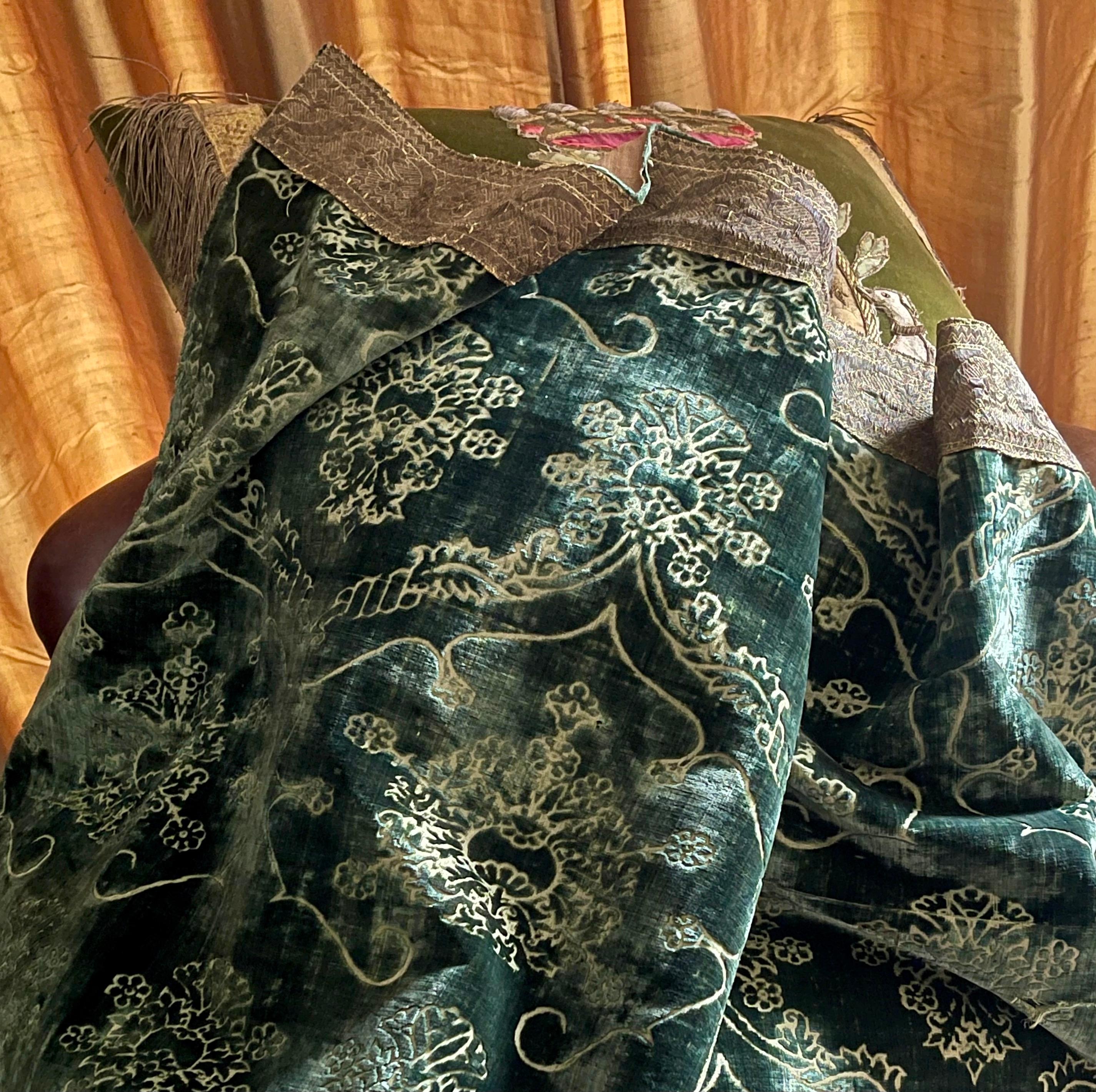 Der olivgrüne Seidensamt von Ferronerie design 
Aus dem 15. Jahrhundert.

Mit stilisiertem Granatapfel  Motiven.

Renaissance möglicherweise Florenz

Bestehend aus zwei miteinander verbundenen Tafeln.

Oberer Rand mit Seiden- und Metallfadengeflecht