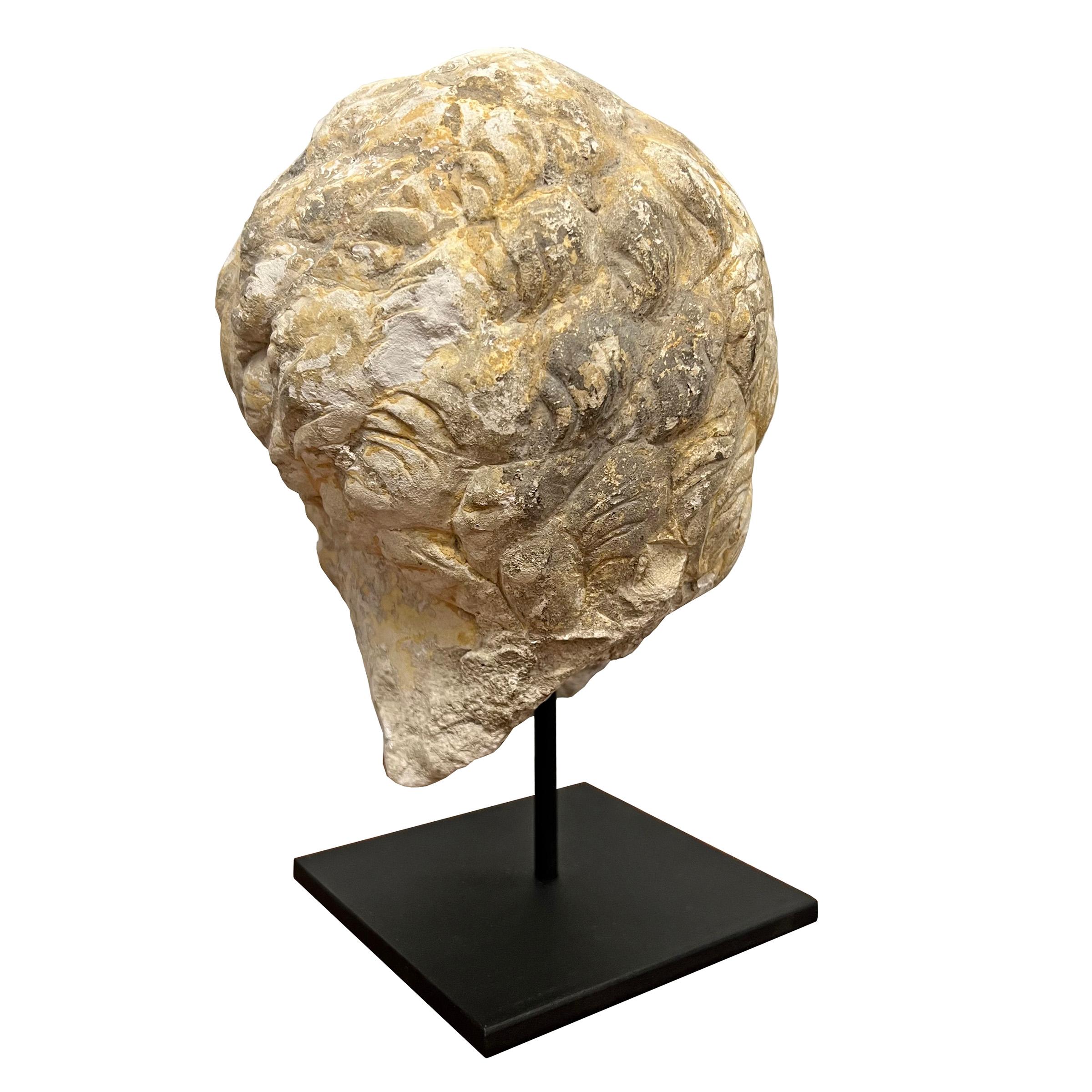 Renaissance Fragment de tête en pierre calcaire sculptée française du 15e siècle en vente