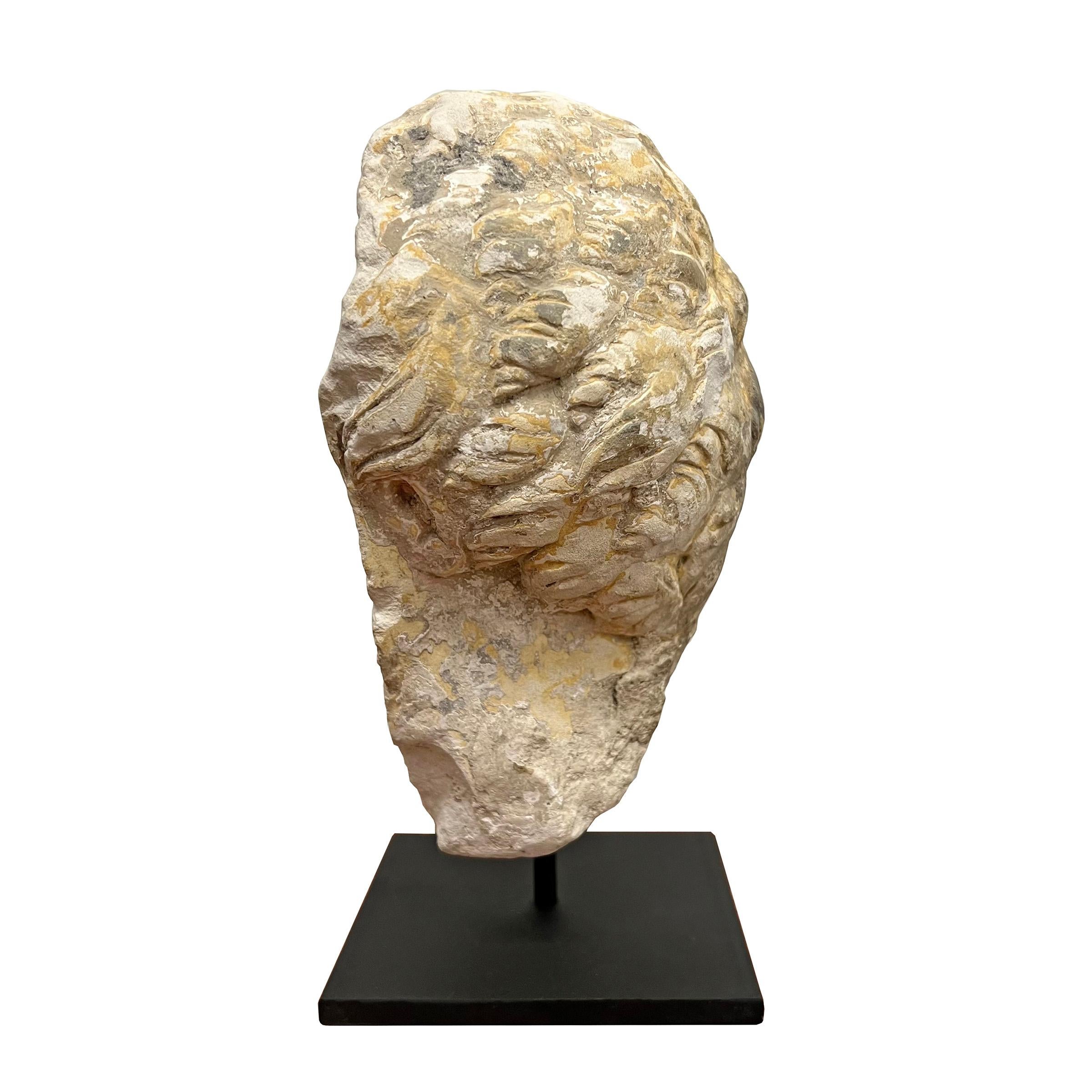 Français Fragment de tête en pierre calcaire sculptée française du 15e siècle en vente