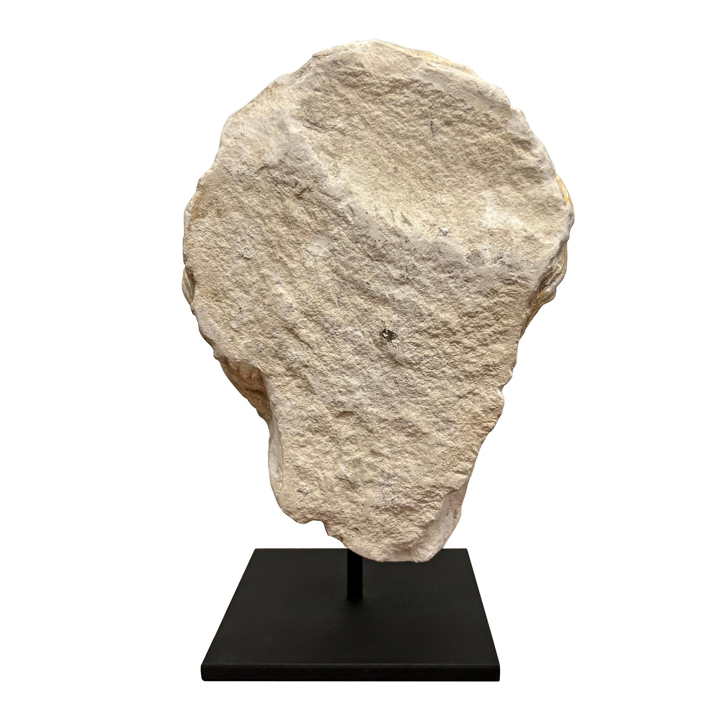 Sculpté à la main Fragment de tête en pierre calcaire sculptée française du 15e siècle en vente