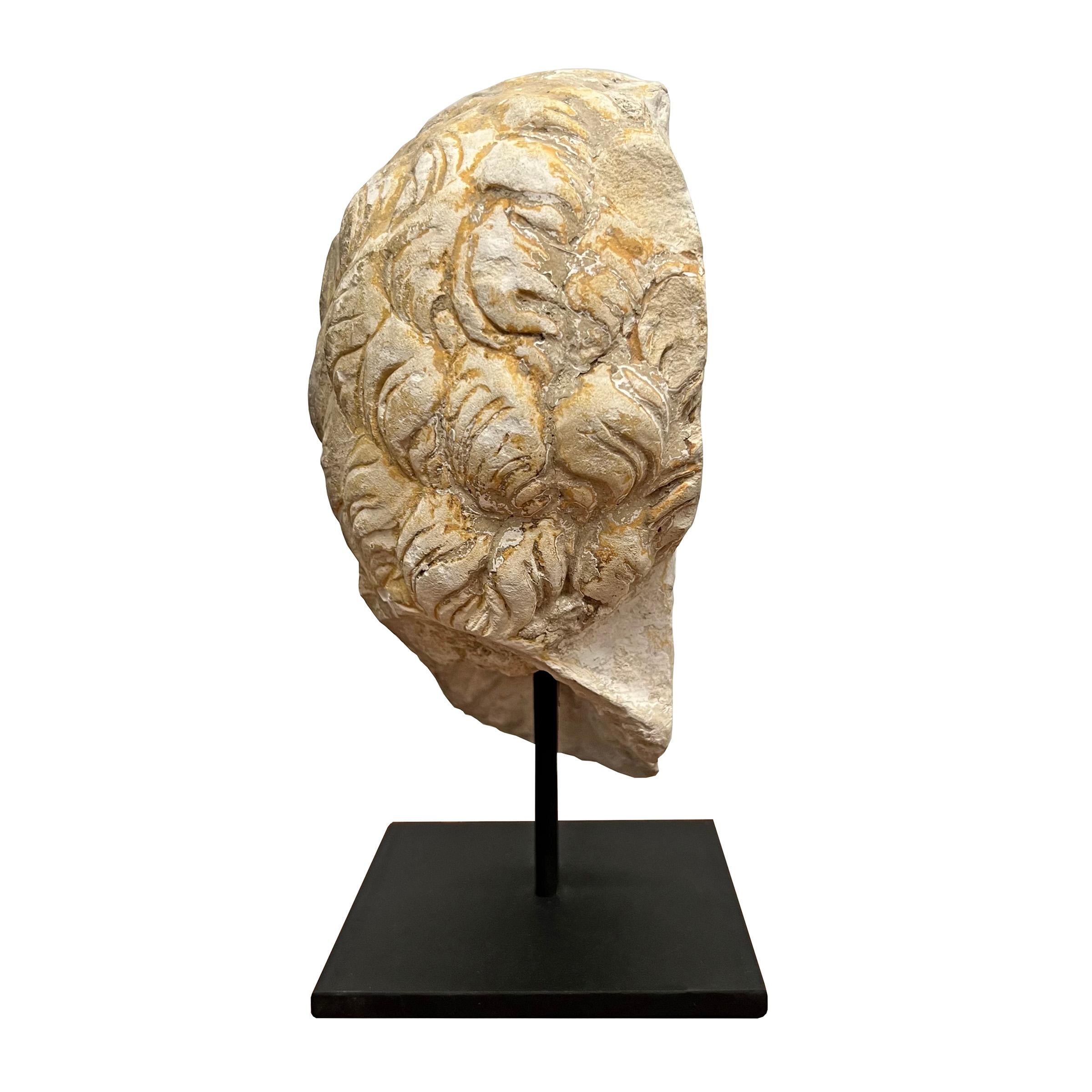 Fragment de tête en pierre calcaire sculptée française du 15e siècle Bon état - En vente à Chicago, IL