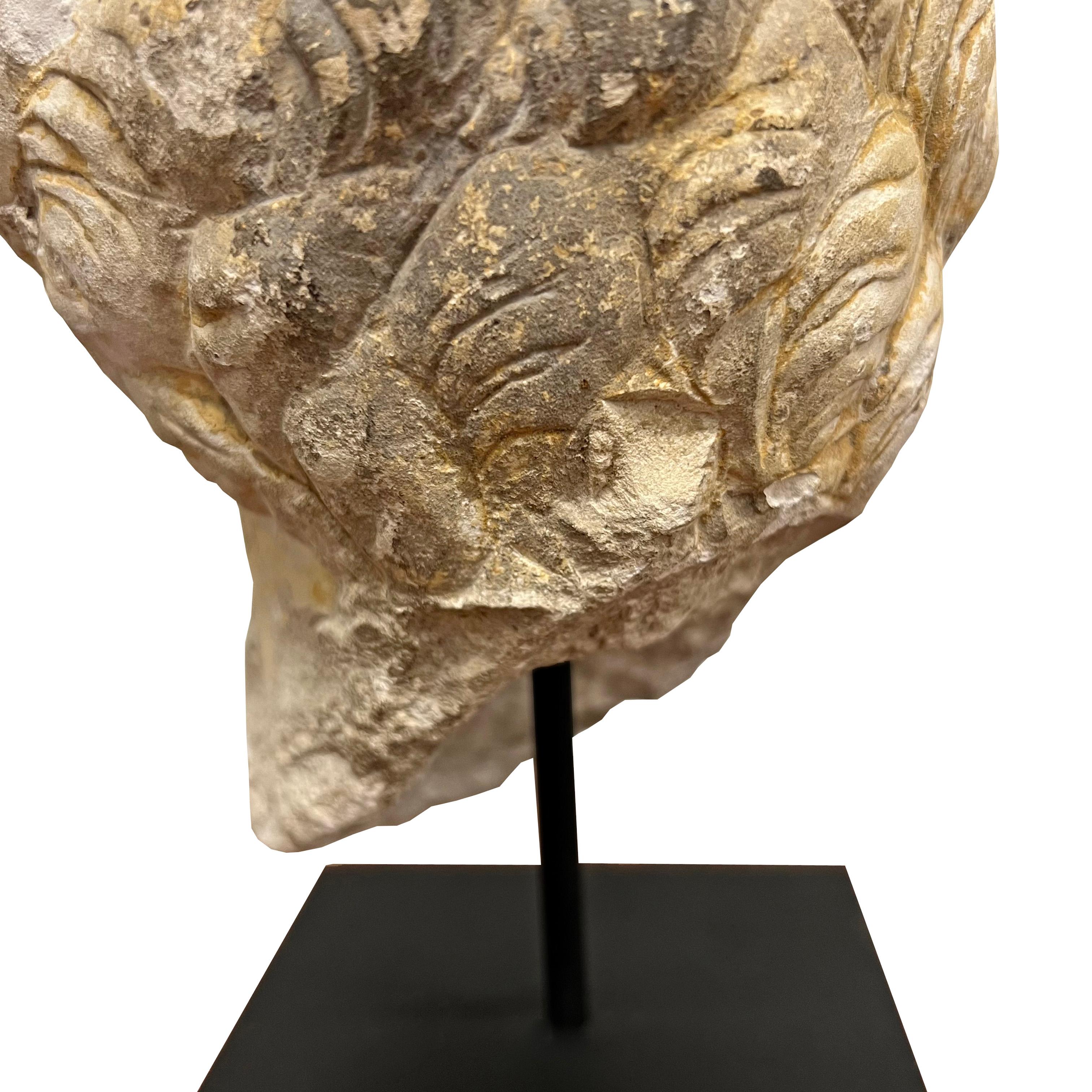 Fragment de tête en pierre calcaire sculptée française du 15e siècle en vente 1