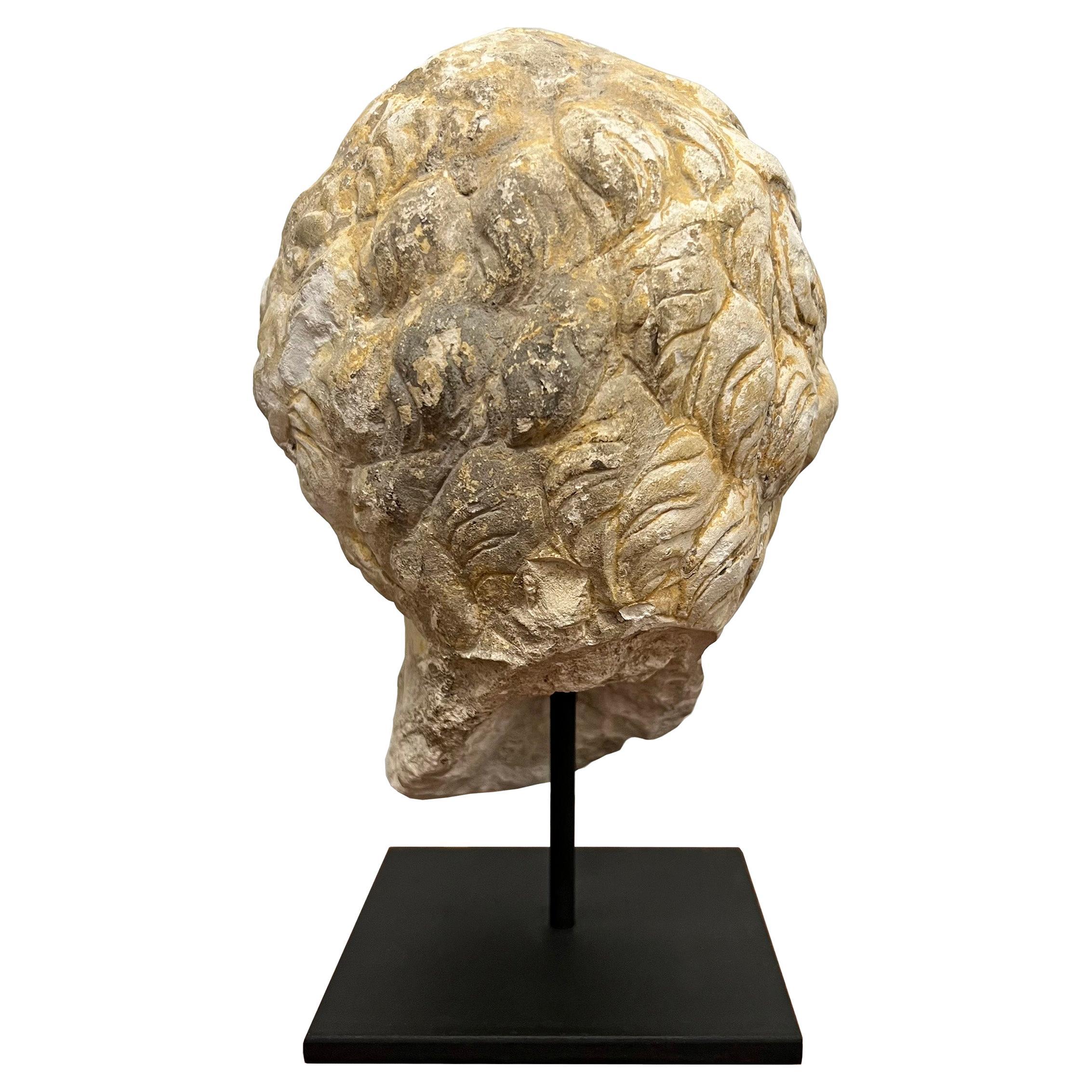 Fragment de tête en pierre calcaire sculptée française du 15e siècle