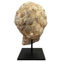 Fragment de tête en pierre calcaire sculptée française du 15e siècle