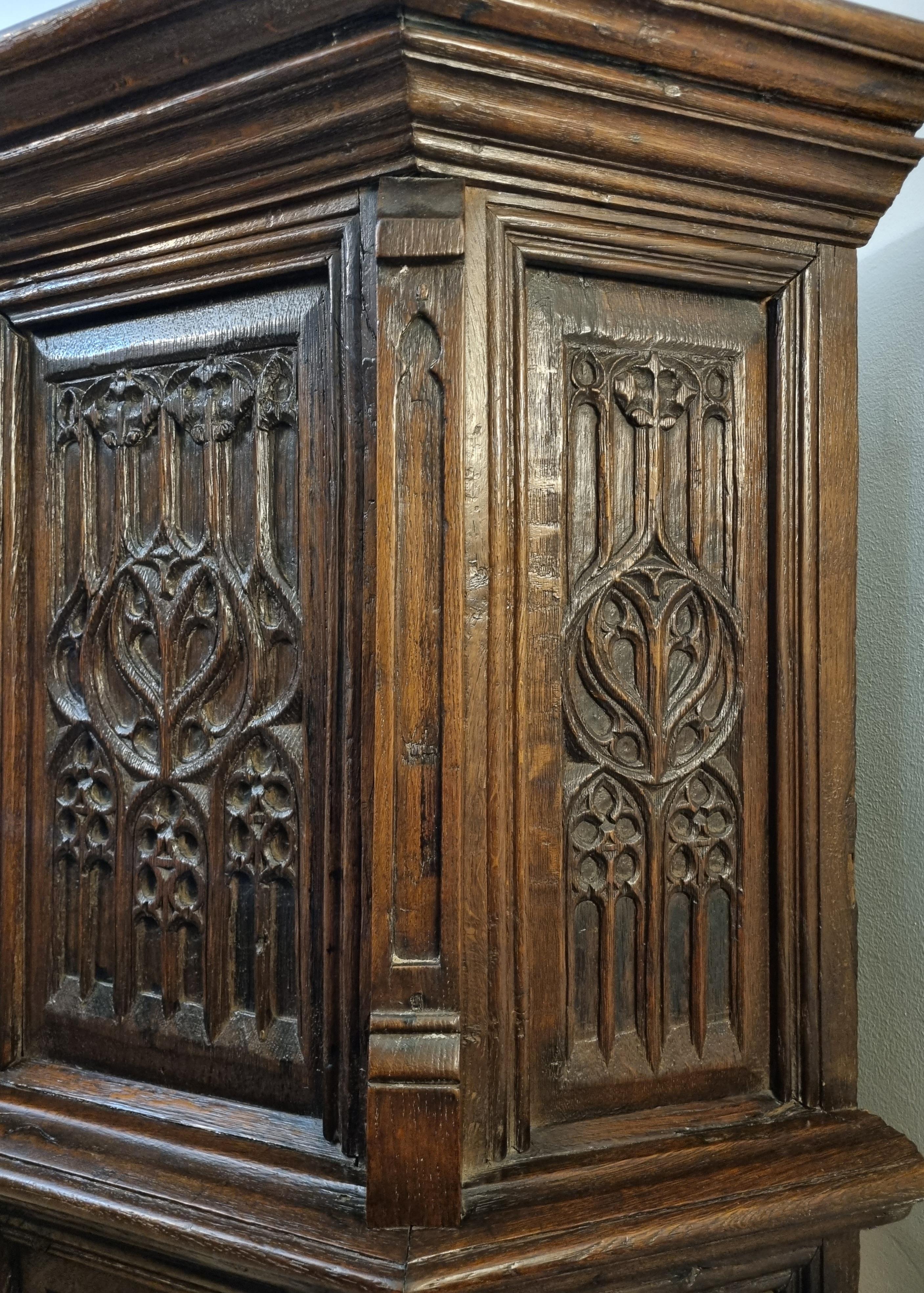 XVIIIe siècle et antérieur Armoire / Dressoir gothique française du 15e siècle en chêne en vente