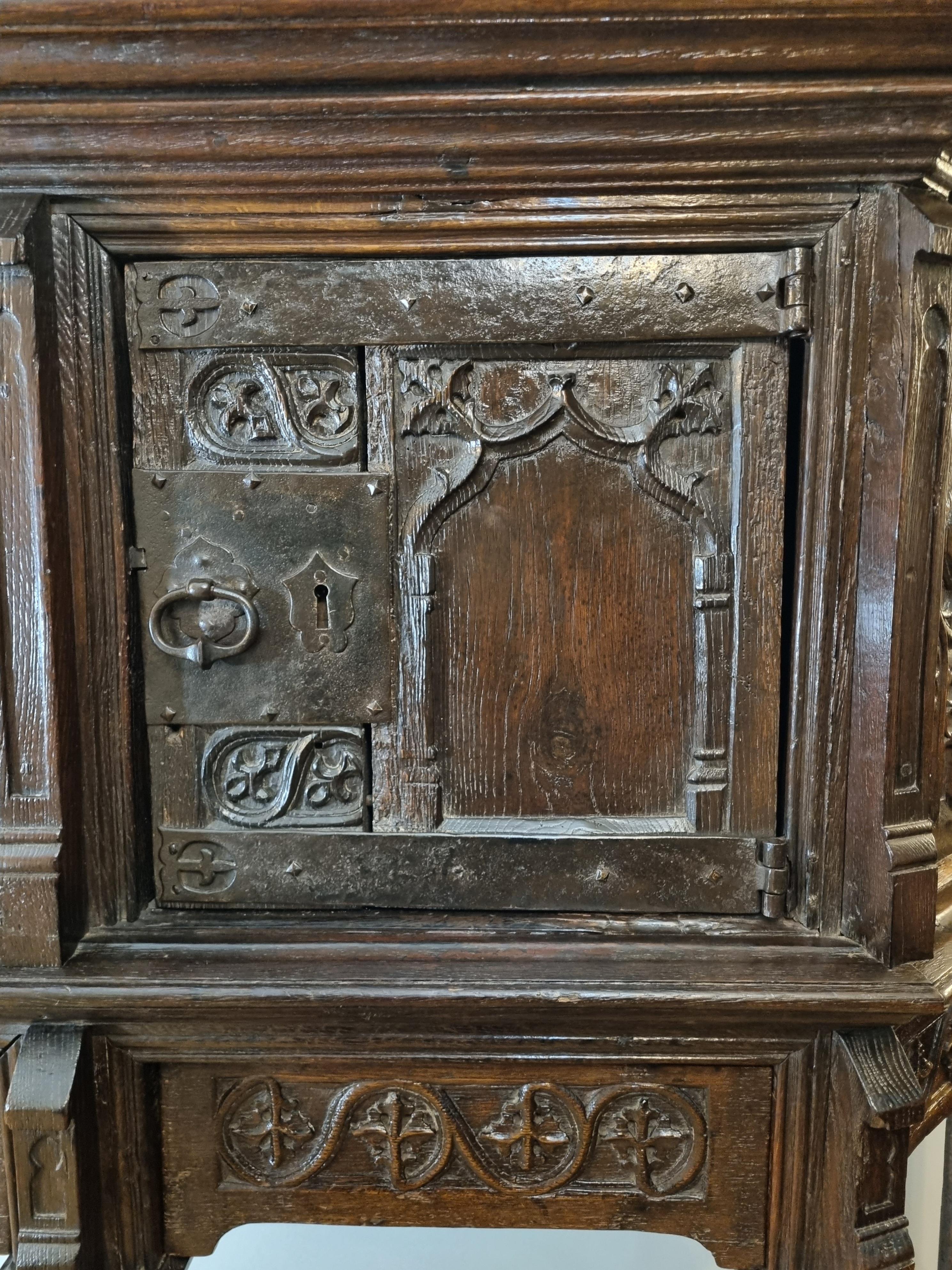 Fer Armoire / Dressoir gothique française du 15e siècle en chêne en vente