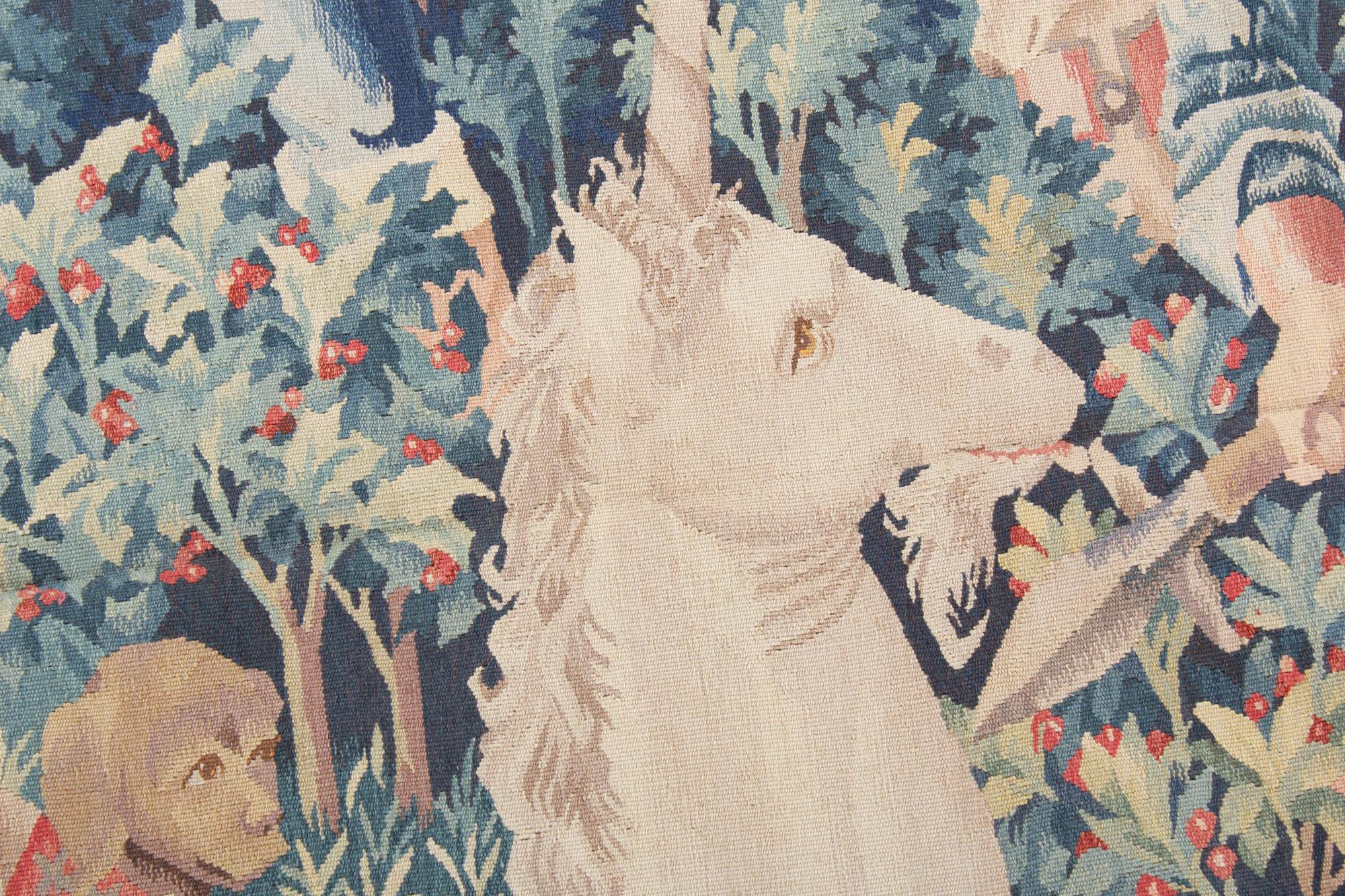 Unicorne médiévale décorée d'une scène de chasse avec tournai, style gothique, 15e siècle Excellent état - En vente à Secaucus, NJ