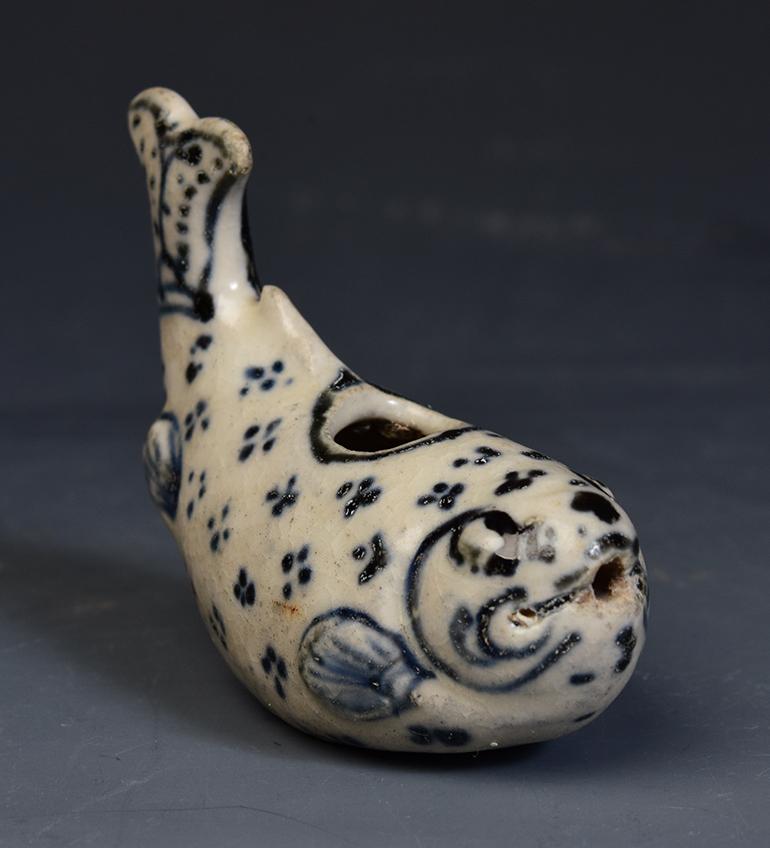 15th Century, Hoi an, Vietnamese Blue and White Ceramic Fish Ink Holder For Sale 2