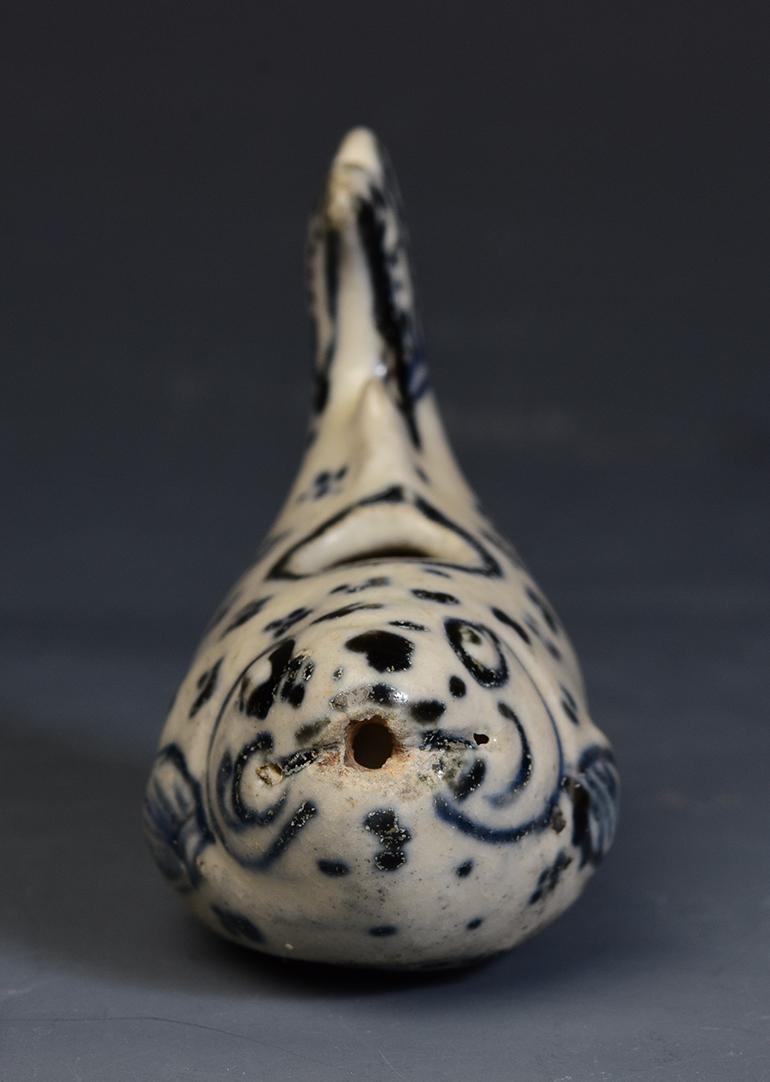 15th Century, Hoi an, Vietnamese Blue and White Ceramic Fish Ink Holder For Sale 3