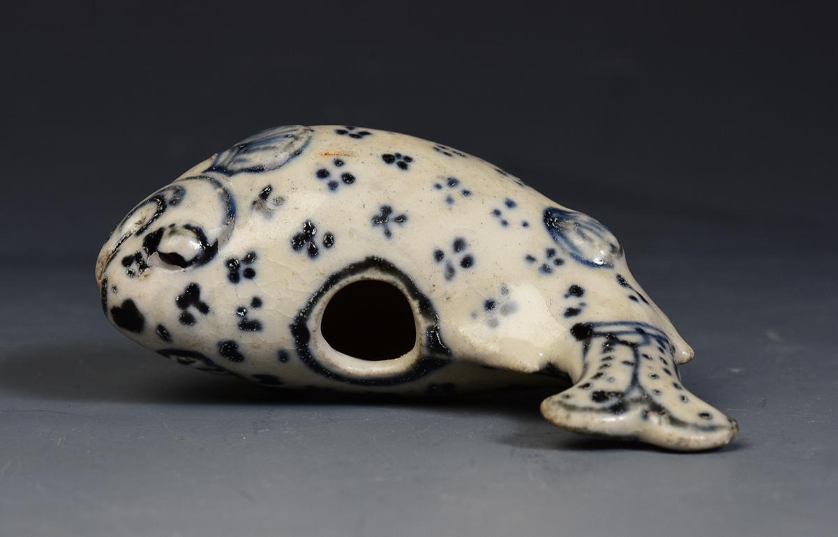 15th Century, Hoi an, Vietnamese Blue and White Ceramic Fish Ink Holder For Sale 5
