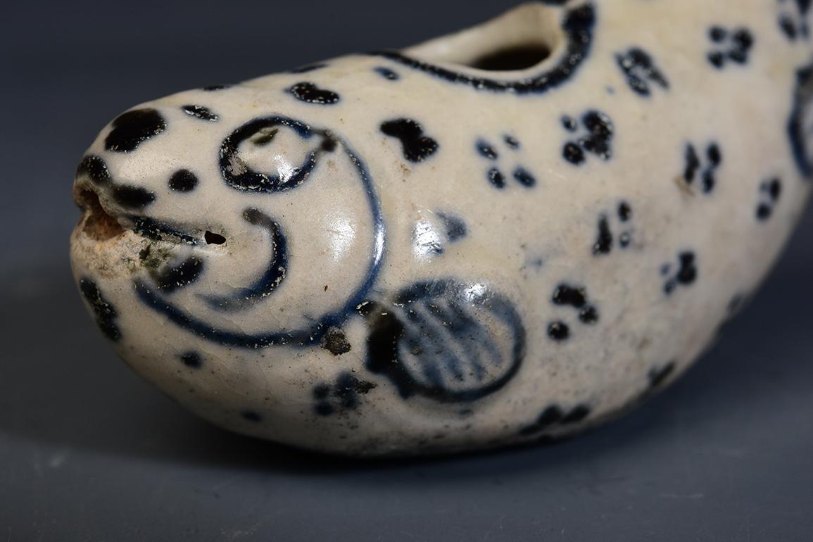 Hoi An Vietnamesisches blau-weißes Tintenfass in Form eines Fisches.

Hoi An Vietnamesische Keramikwaren aus dem 14. bis 15. Jahrhundert.
Die Hoi An-Keramik wurde aus dem Wrack eines Schiffes ausgegraben, das Mitte bis Ende 1500 im