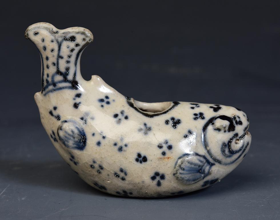 15th Century, Hoi an, Vietnamese Blue and White Ceramic Fish Ink Holder In Good Condition For Sale In Sampantawong, TH