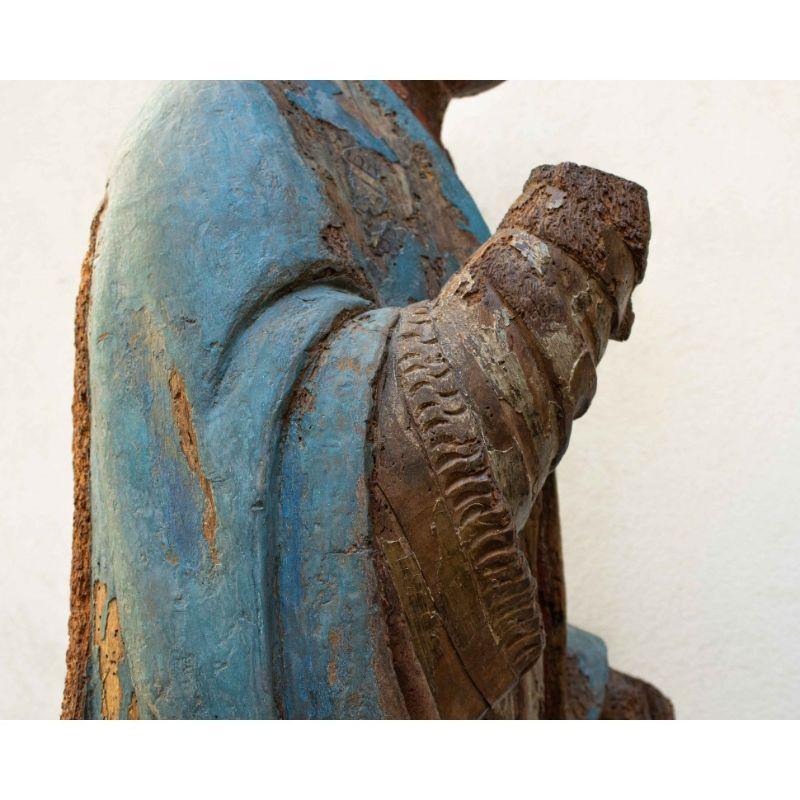 Skulptur eines Heiligen Bischofs aus polychromem Holz aus dem 15. Jahrhundert 3
