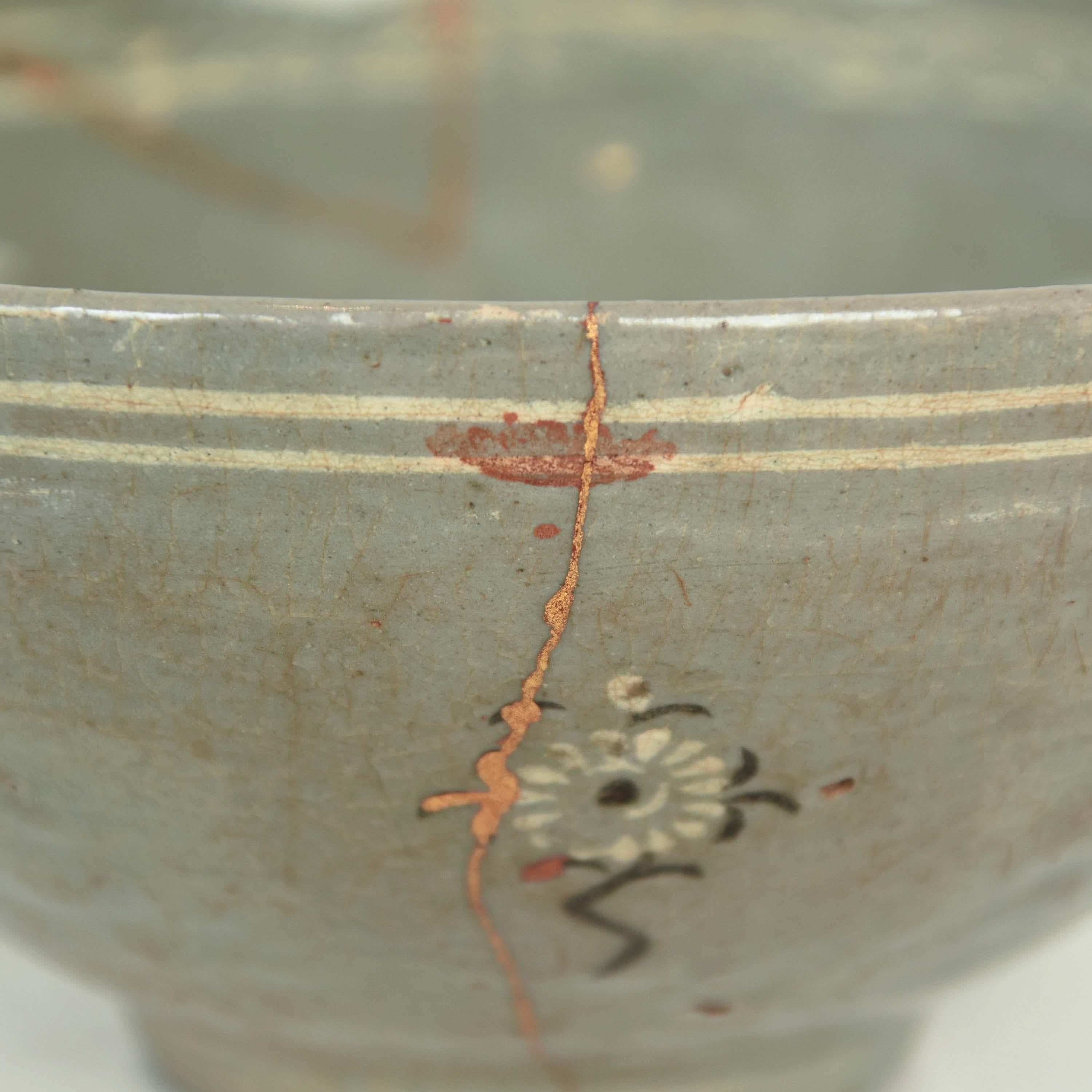 15th Century Korean Celadon Tea Bowl with Kintsugi Repair In Fair Condition In Prahran, Victoria