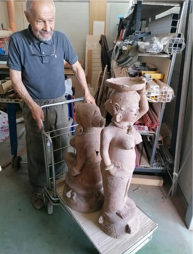 15th Century Majapahit Terracotta Handmaiden Figure (Fertile Woman with Child) For Sale 12