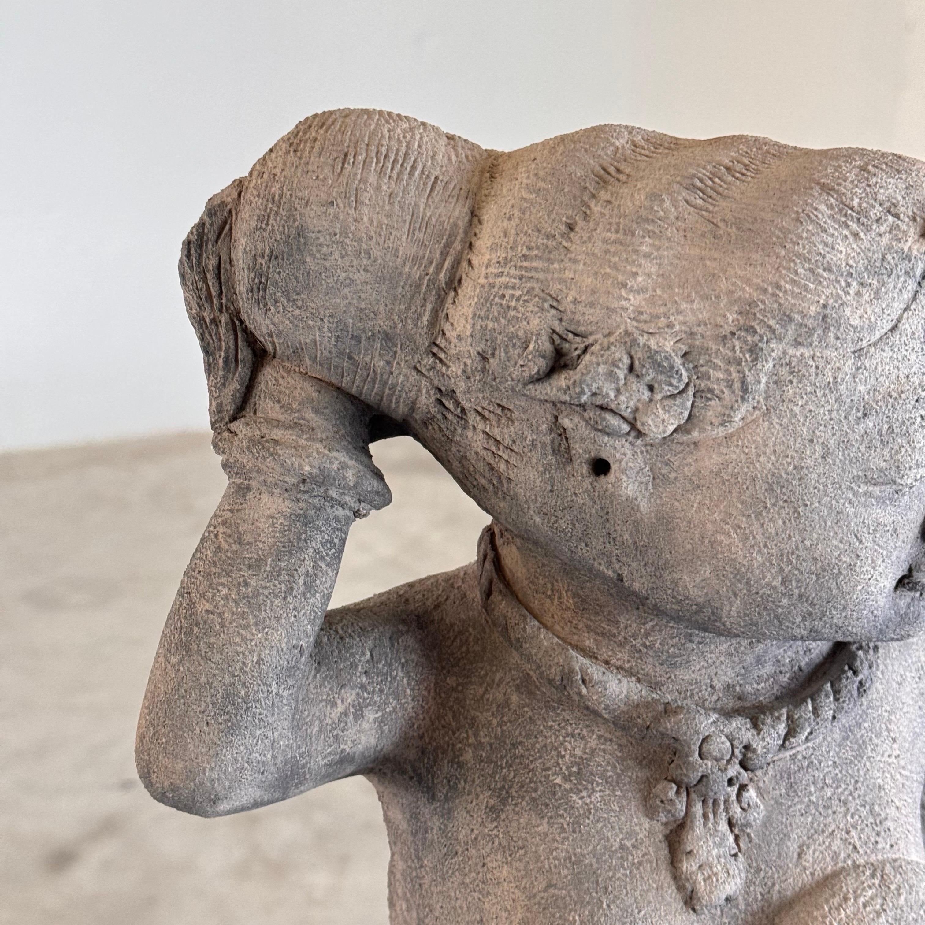 15th Century Majapahit Terracotta Handmaiden Figure (Woman Holding Her Hair) In Good Condition For Sale In Bagnolo Mella, Brescia