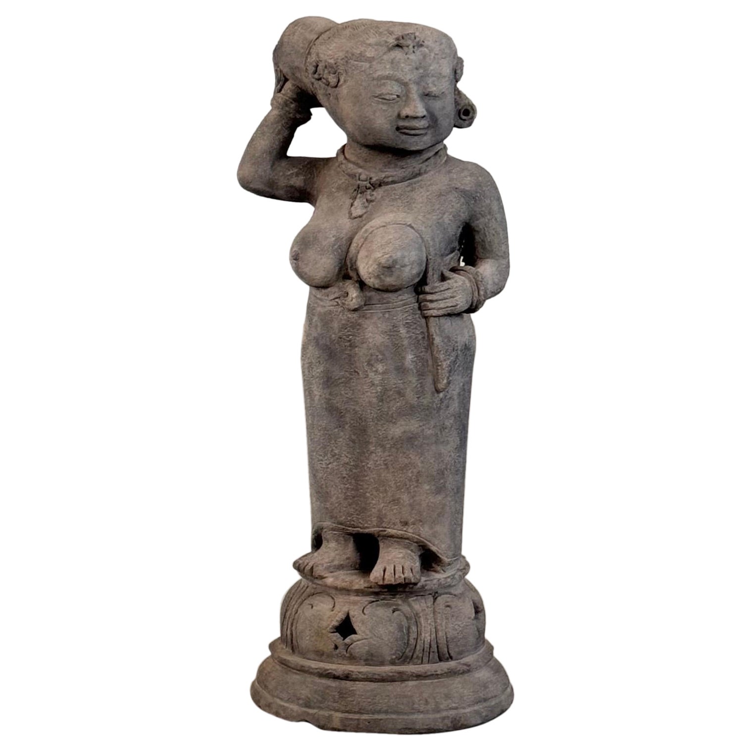Majapahit Terrakotta-Handmaidenfigur aus dem 15. Jahrhundert (Frau, die ihr Haar hält)