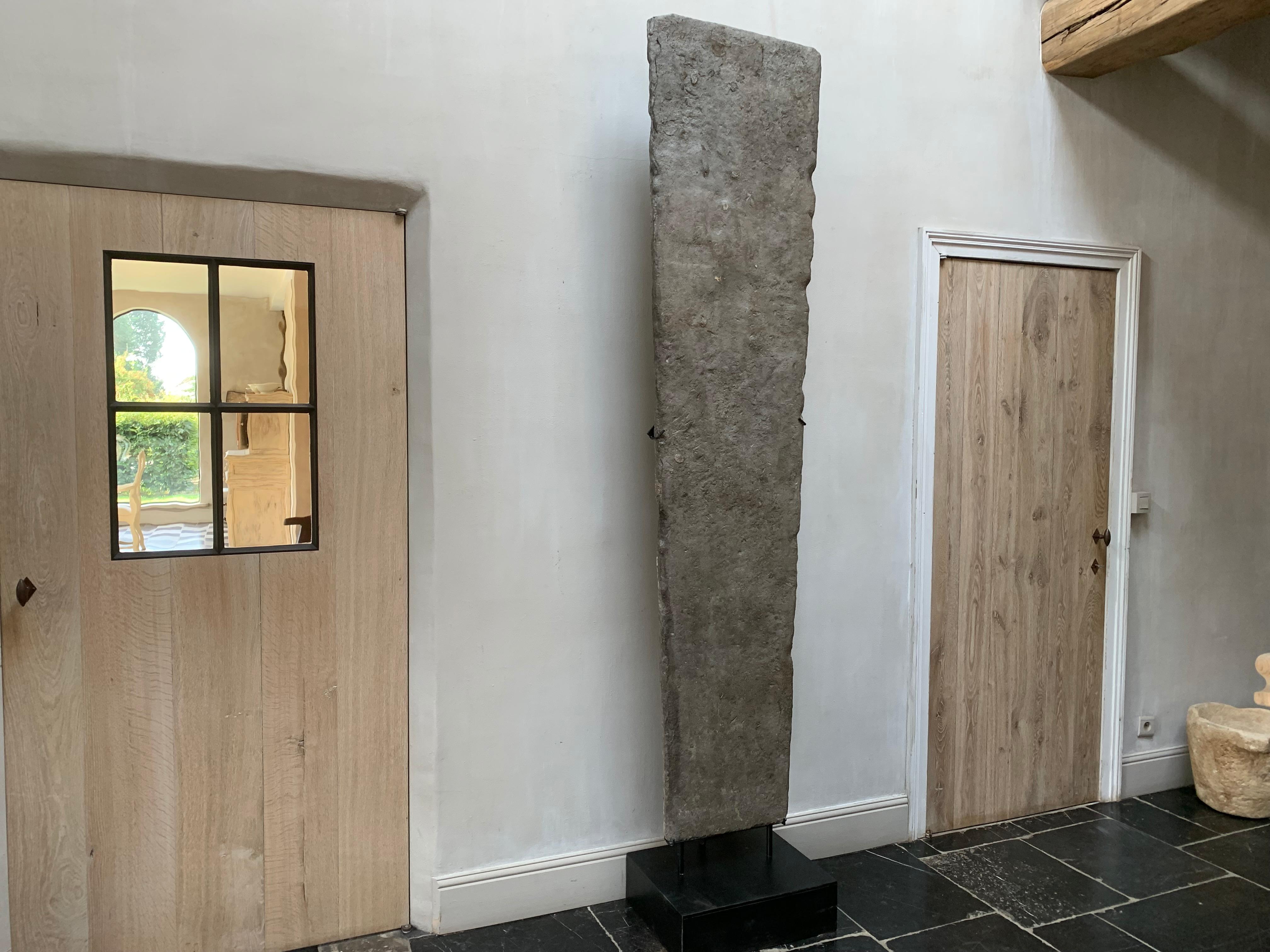A 15th century French recuperated floor slab of huge proportions. Because of its beauty, unusual size and the richness of fossilles we decided to mount this piece as a sculpture.
We found it underneath a 17th century burgundy flooring in a land