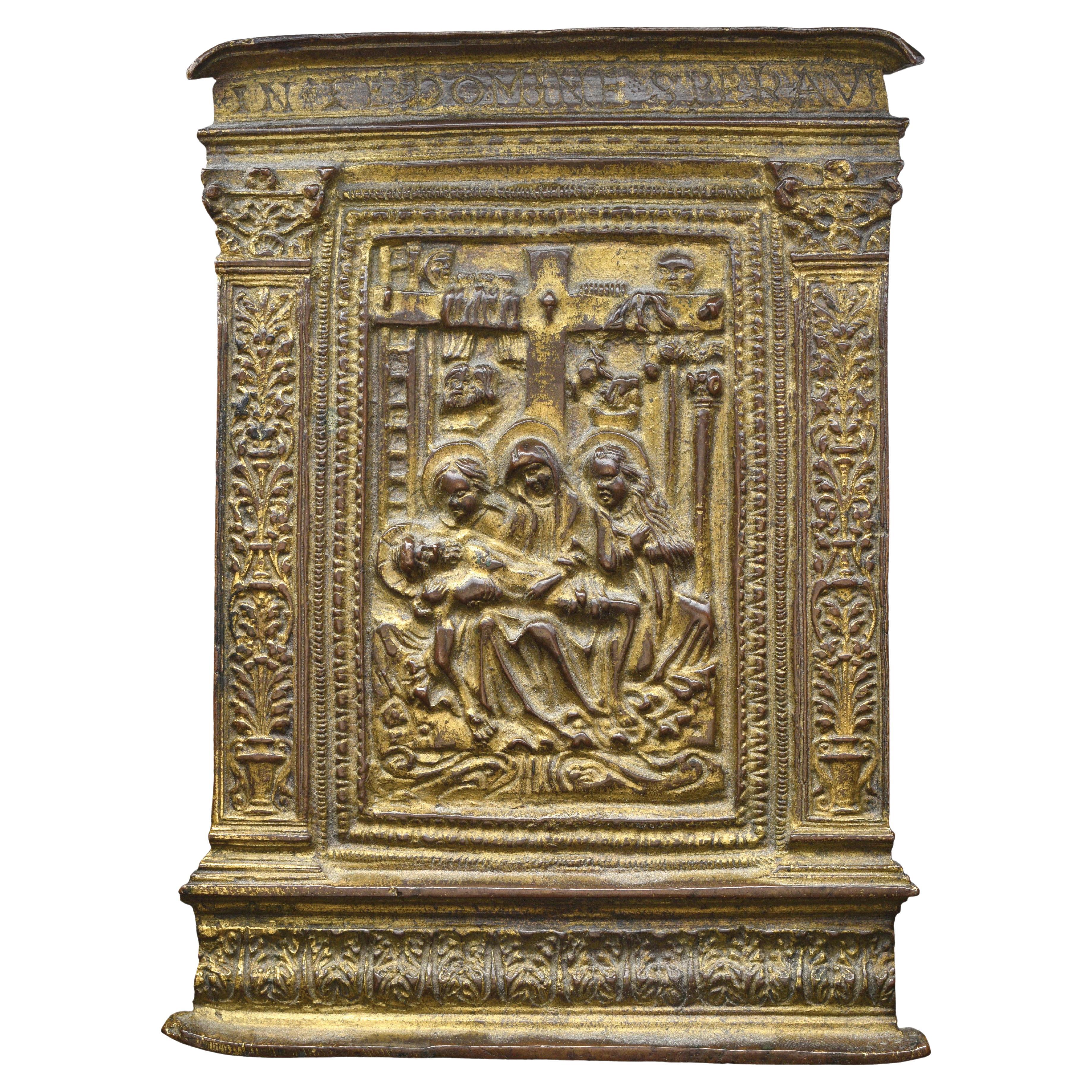 Norditalienische vergoldete Bronze-Plakette der Zelebrierung aus dem 15. Jahrhundert im Angebot