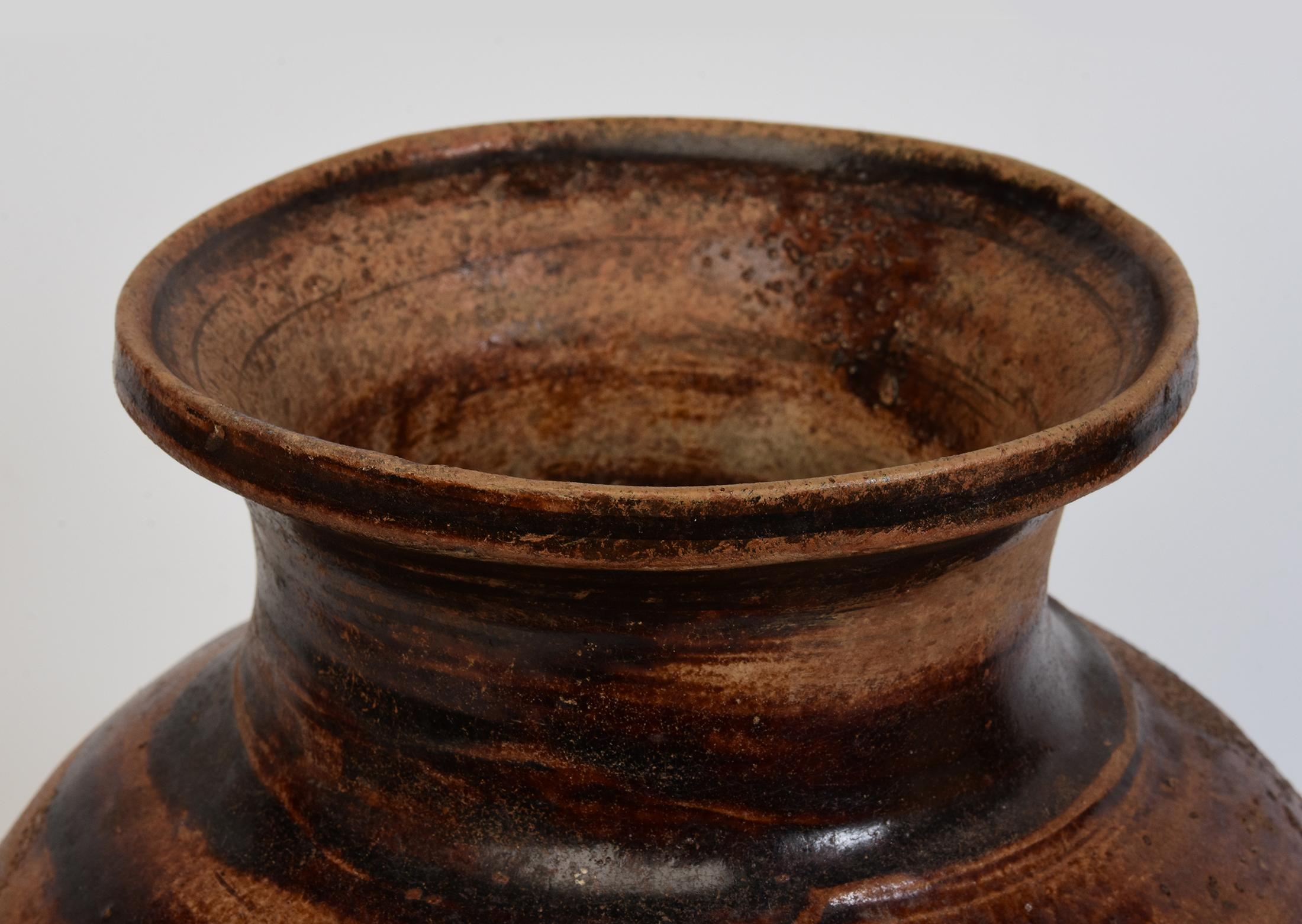 Antique Thai Sankampaeng pottery jar with brown glazed.
Sankampaeng is a Northern Thai ceramic which kilns were found in Chiangmai province.

Age: Thailand, Sankampaeng Period, 15th Century
Size: Height 34.8 C.M. / Width 22.7 C.M.
Condition: Nice