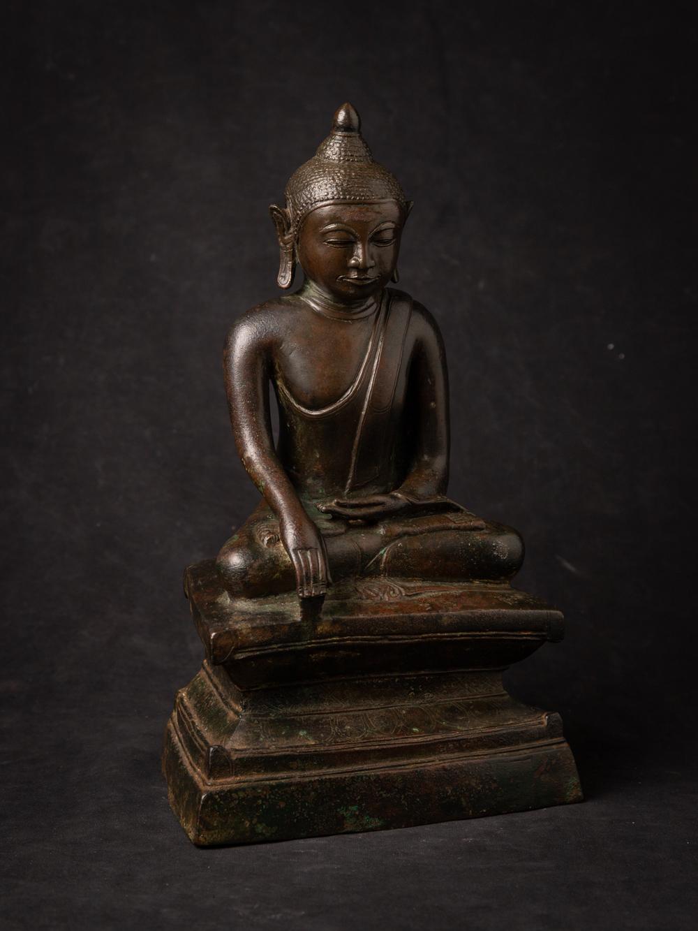 Diese Bronzeskulptur aus Birma aus dem 15. Jahrhundert ist ein seltenes und bemerkenswertes Kunstwerk. Sie ist im unverwechselbaren Toungoo-Stil gefertigt und hat eine Höhe von 34,2 cm sowie Abmessungen von 20,1 cm in der Breite und 13,5 cm in der