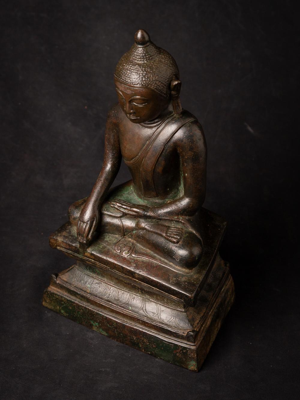 15th century Special antique bronze Burmese Buddha statue from Burma For Sale 4