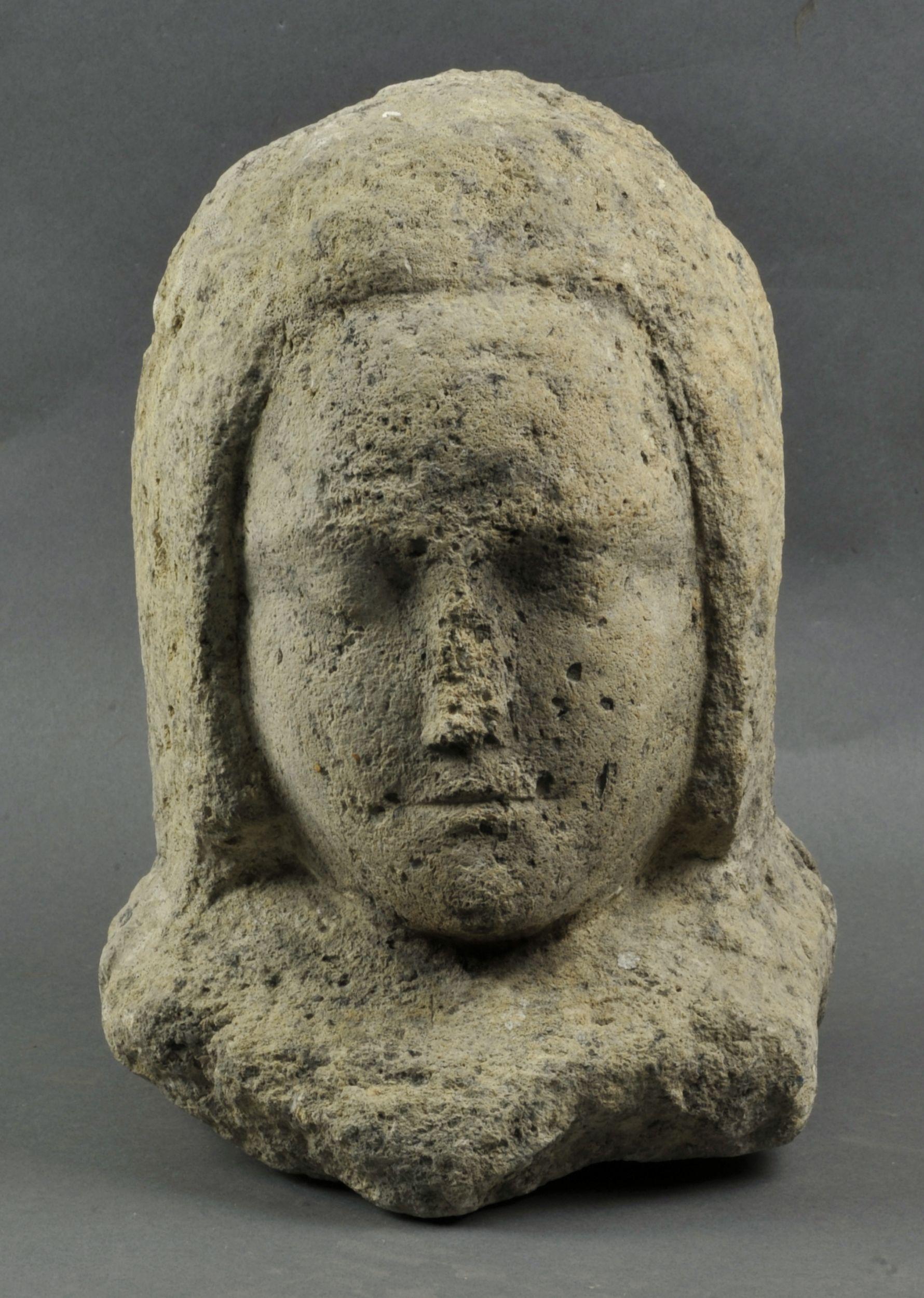 Sculpture In limestone from the 15th century representing a wooman probably a saint.

The face is round and serene, the hair long and the forehead clear.

Determination and devotion show through. A beautiful presence.

Good condition with some