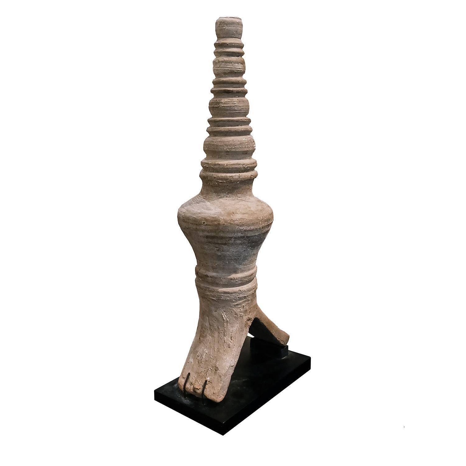 Estupa tailandesa del siglo XV, hecha a mano en terracota, sin esmaltar. 

La forma de estupa representa una de las tradiciones arquitectónicas budistas más antiguas de la cultura jemer, que suele verse en templos y hogares de Tailandia y otras