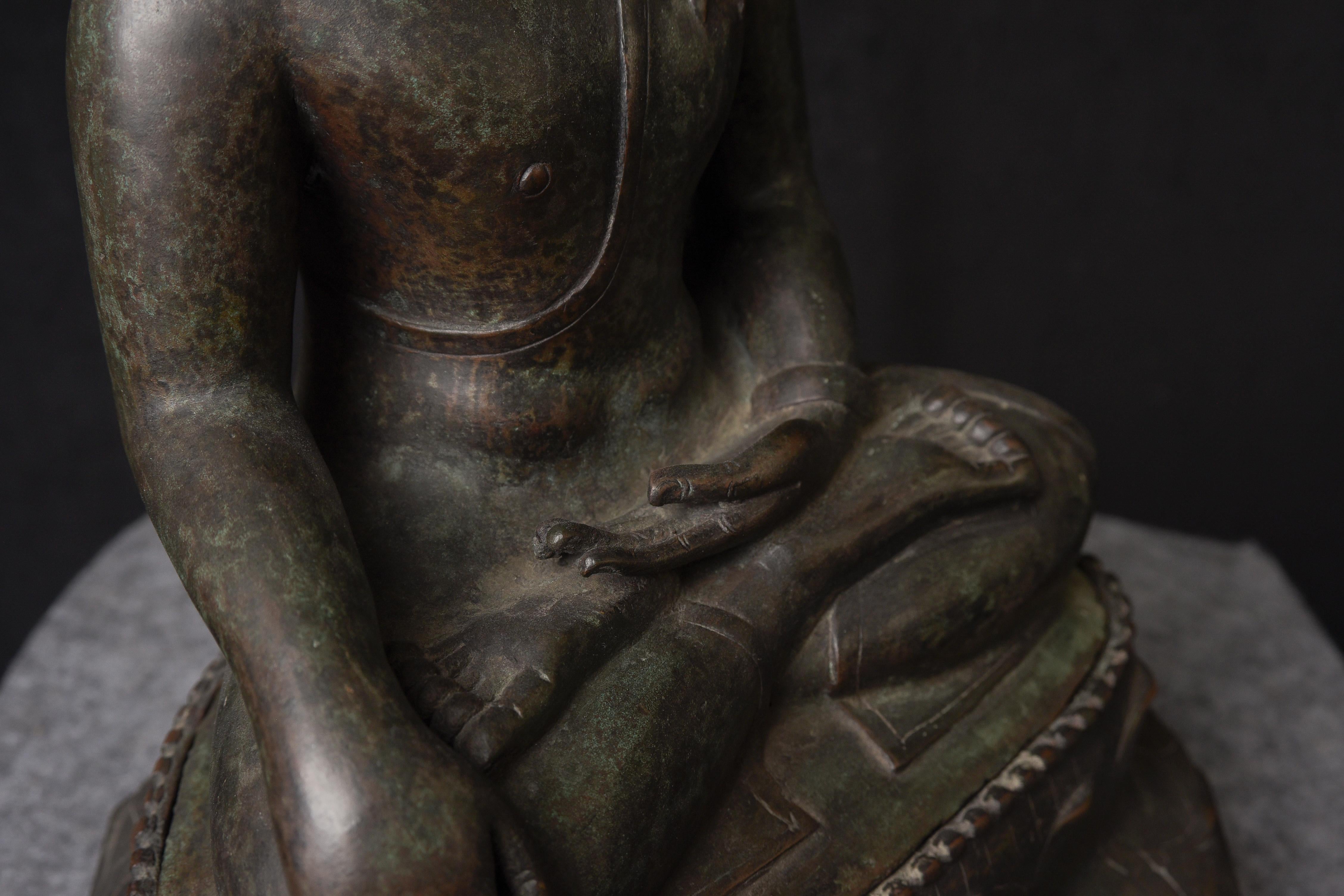 Bouddha thaïlandais en bronze du 15e siècle 10207 en vente 4