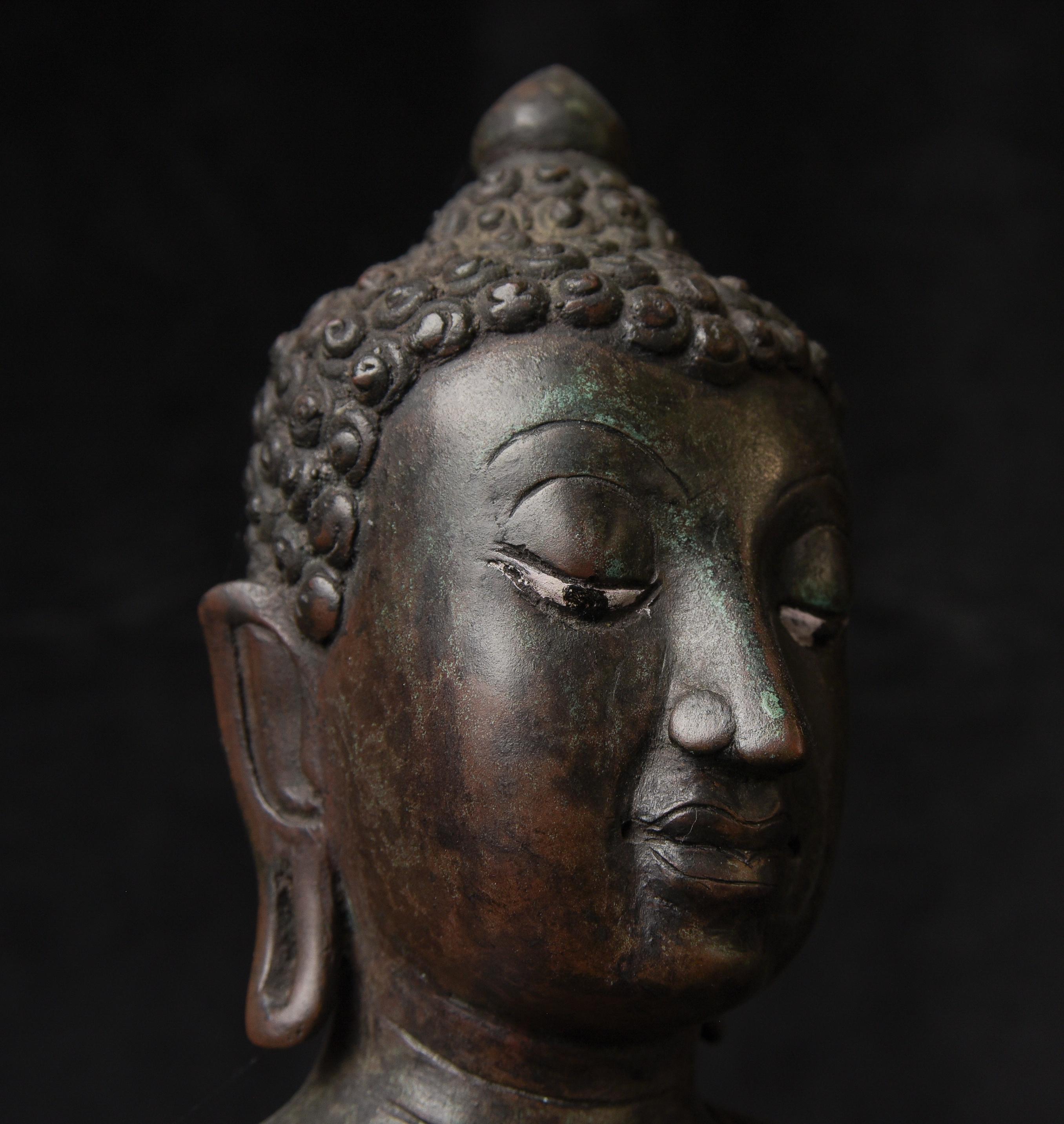 Bouddha thaïlandais en bronze du 15e siècle 10207 en vente 5